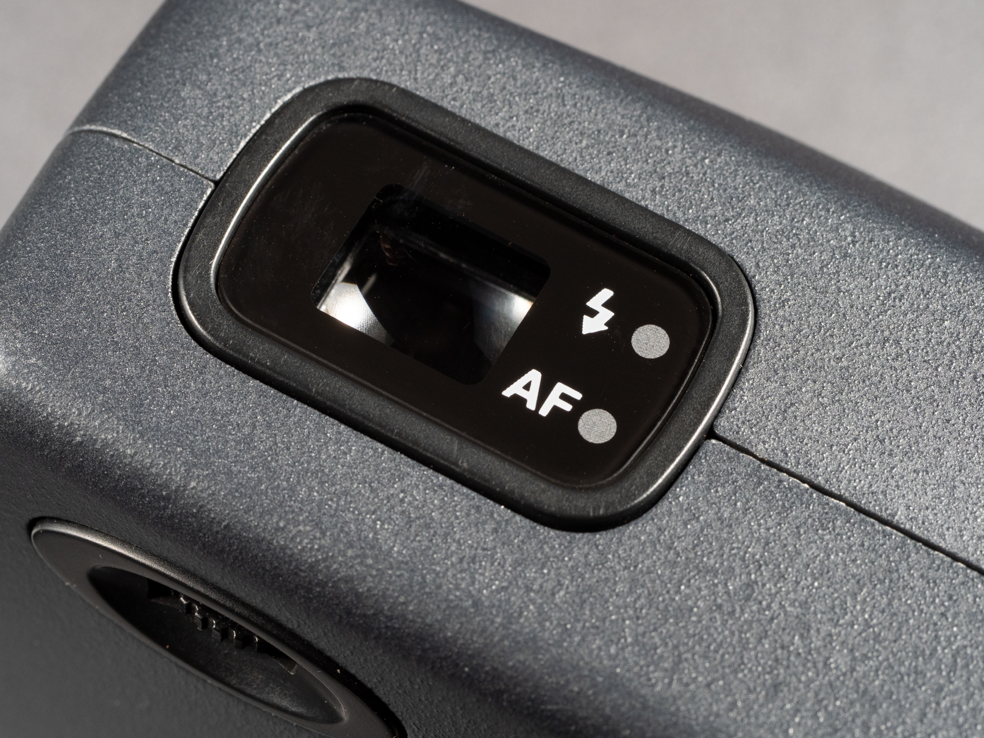 光学ファインダーのアイピース部分です。AF合焦とスピードライトのチャージ完了ランプが縦に並びます。ファインダーから目を離さずとも確認できるのがウリだったのか。でもフォーカスが完全に合焦したかどうかは神のみぞ知るという感じです。