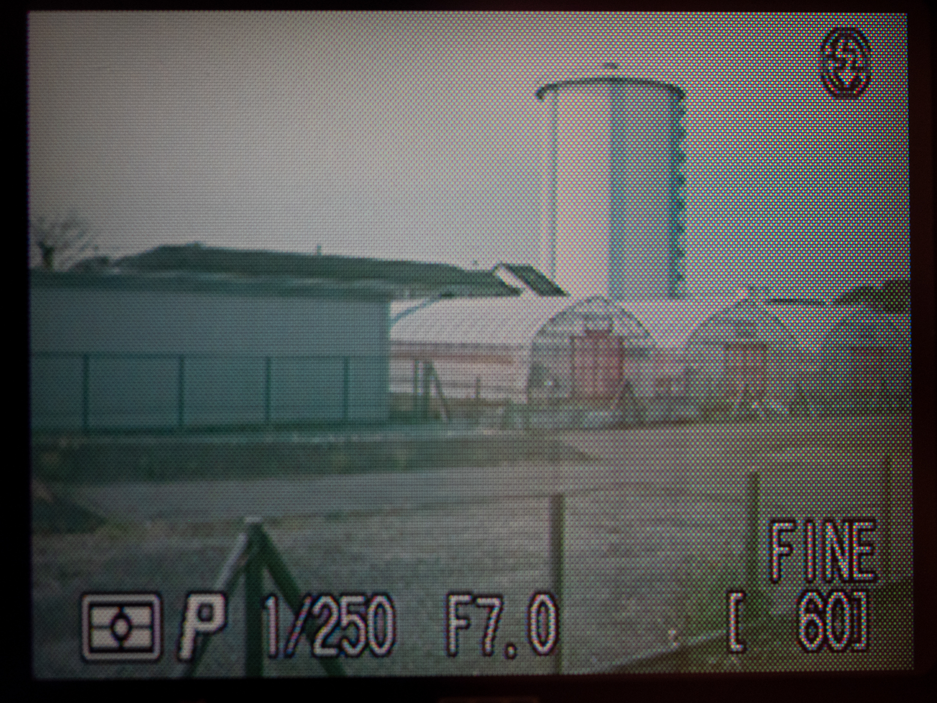 液晶モニターに表示されたファインダー像です。ざらざらですね。室内から屋外にカメラを向けないとモニターが暗すぎて撮影できないんです。
