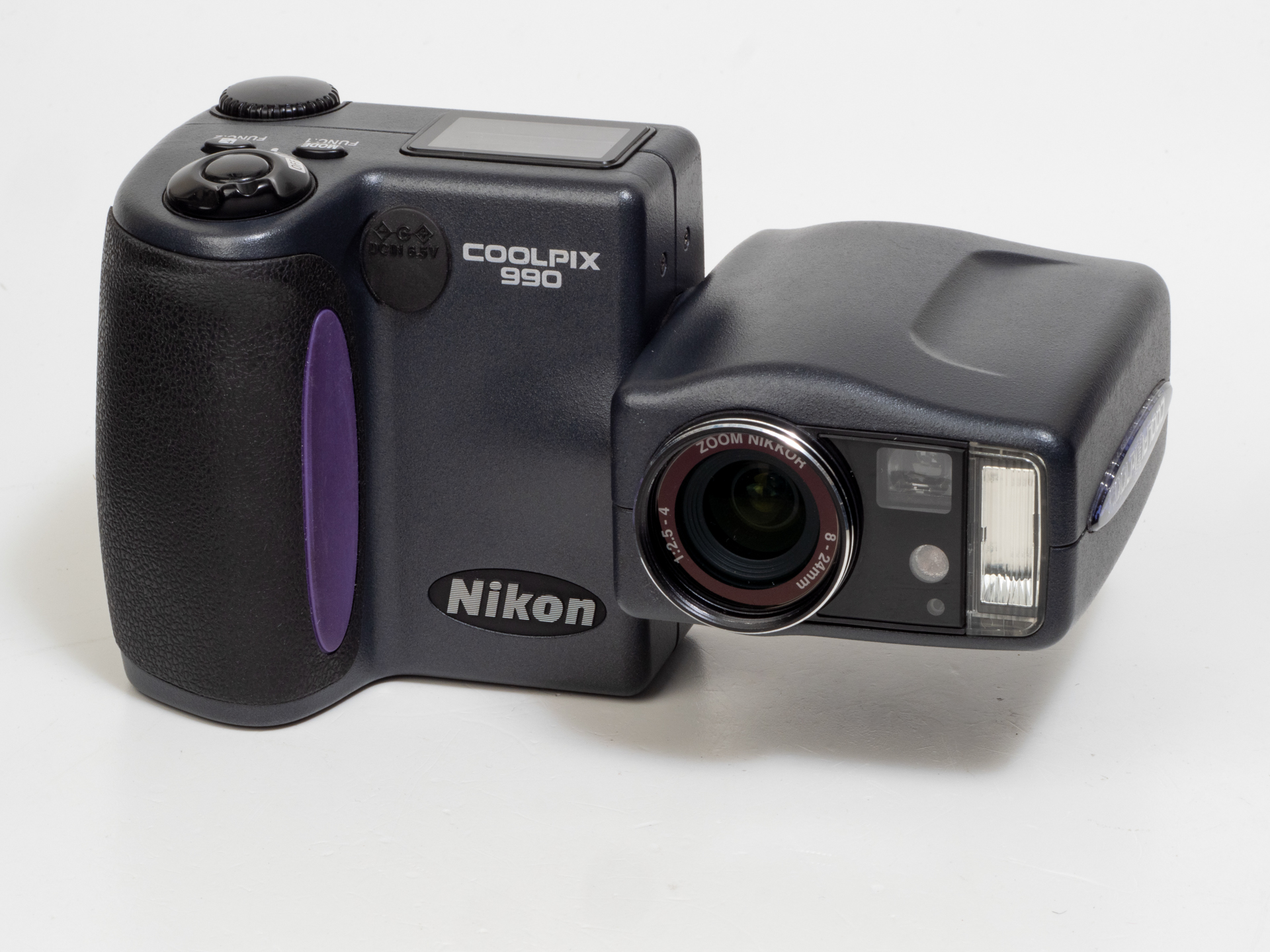 スイバル機構を採用した初号機は1998年のCOOLPIX 900。おそらく本機で撮影する多くの人はこのスタイルで撮影したのではないかと。右手グリップで保持しつつ、レンズ側も横から握ることでカメラはものすごく安定します。外装の素材はマグネシウム合金です。