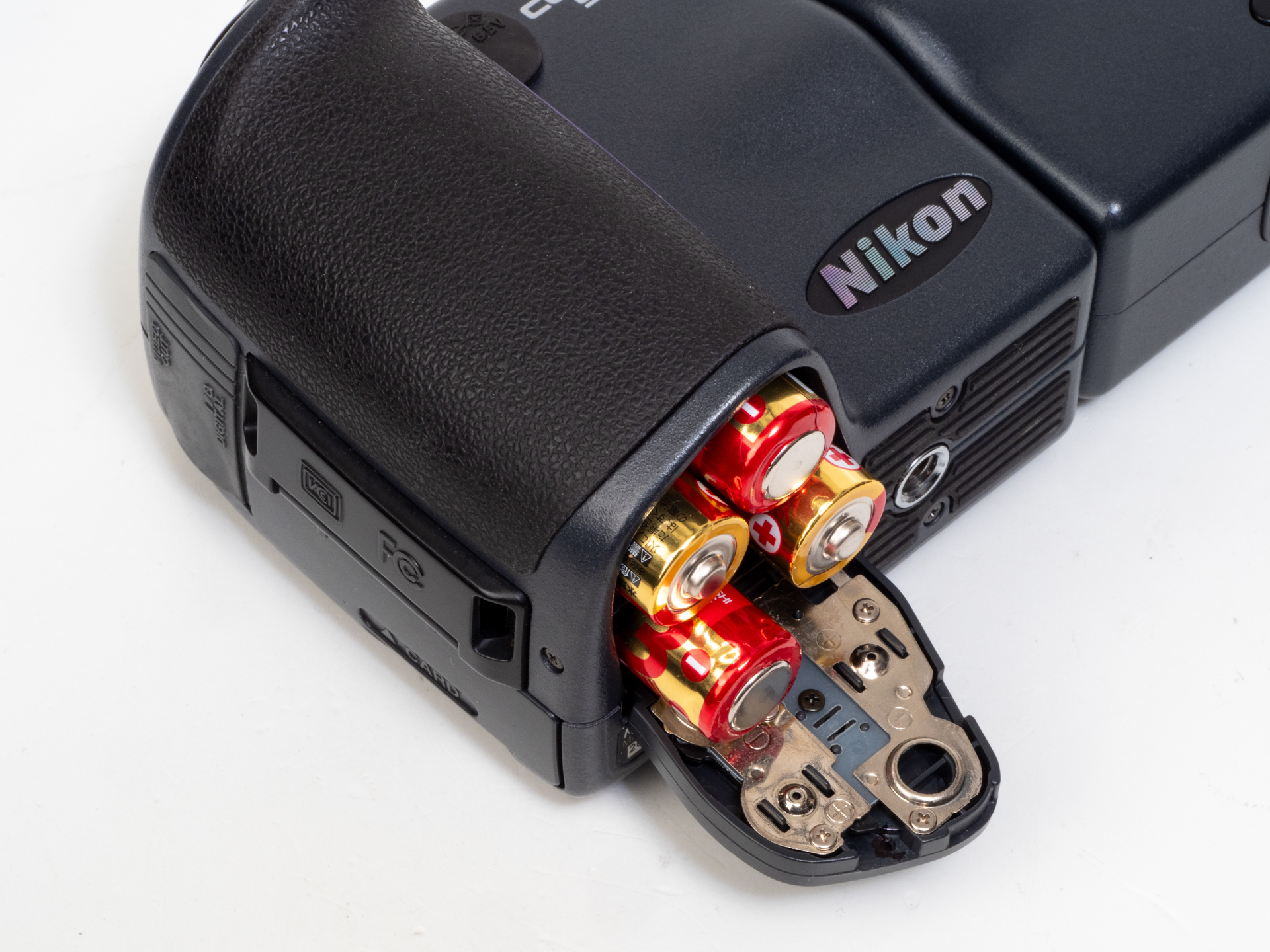 バッテリーは単3アルカリ乾電池4本を使います。そこそこ持ちがいいのですが、撮影画像をいちいち確認しないで撮るのが本気の粋な使い方です。これでいいんじゃないかな。