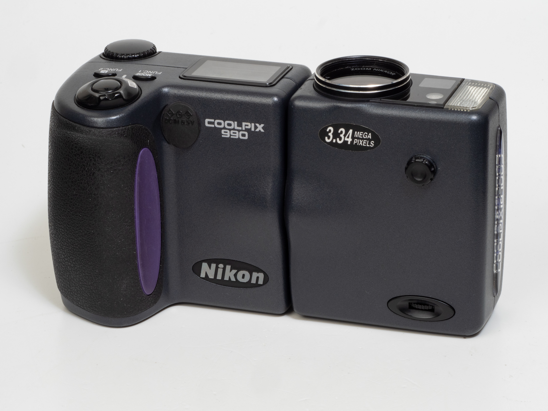 カメラ購入時にはこの状態ですね。お弁当箱みたいですが、もちろん撮影できます。星空撮影は難しいでしょうけど。