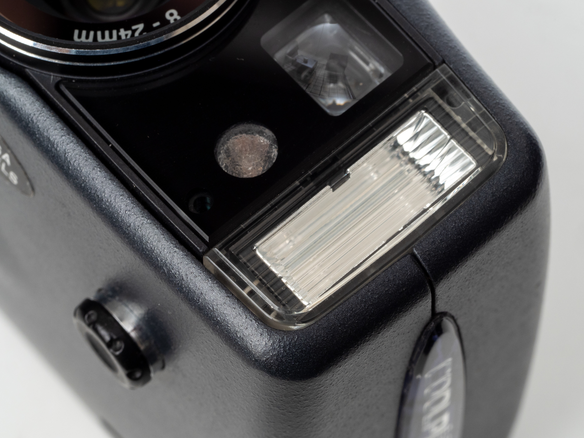 フラッシュ発光部です。本当は外観から発光部がみえるカメラは嫌いなんですが、本機ではそんなに不自然に感じません。配光特性はなかなか優秀です。