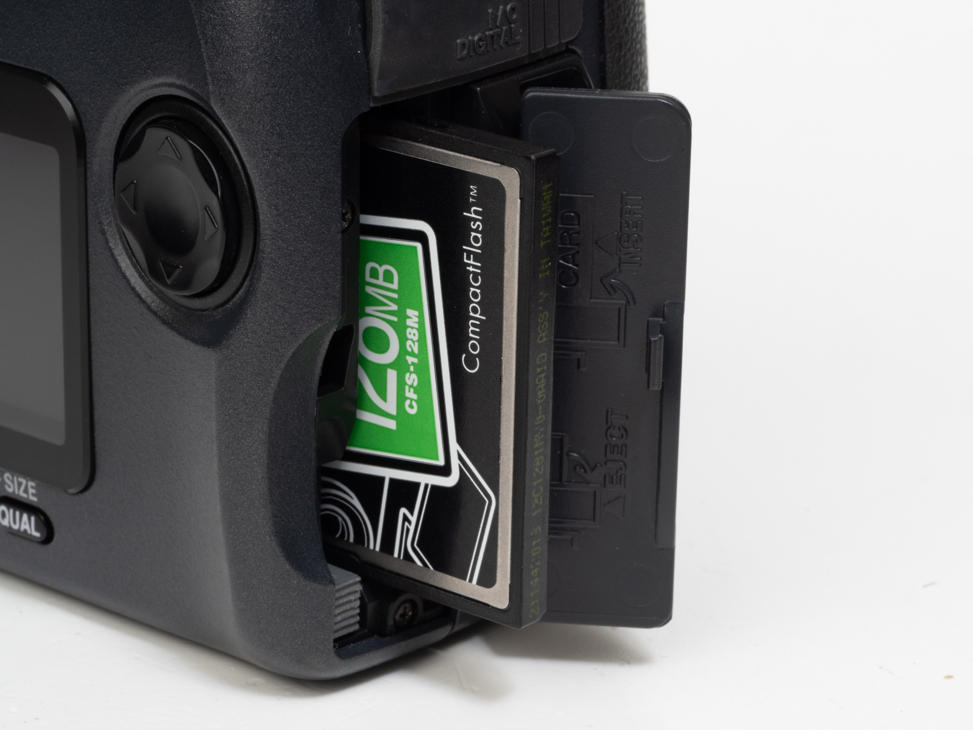 ボディ脇のカードスロットです。CFカードを使います。もう、何もかも懐かしい感じですが、なんだかその厚みが頼もしく見えたりします。