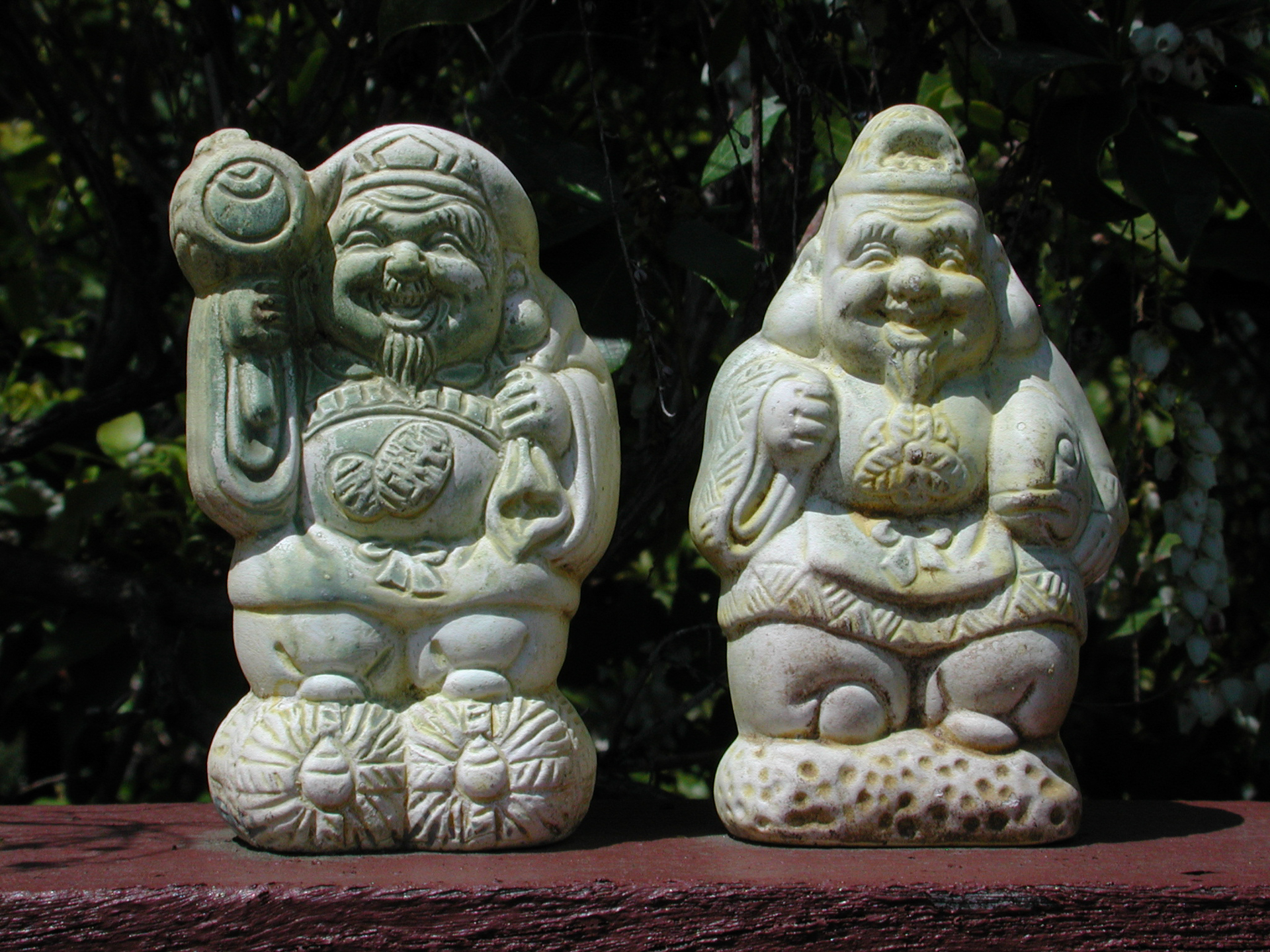 背景が暗いので、白いオブジェは浮き立ちます。でもなんか色カブリがありますね。ああ、補正したいぞ。<br><span class="fnt-85">ニコン COOLPIX 990／16mm／プログラムAE（1/400秒、F9.1、−0.7EV）／ISO 100</span>