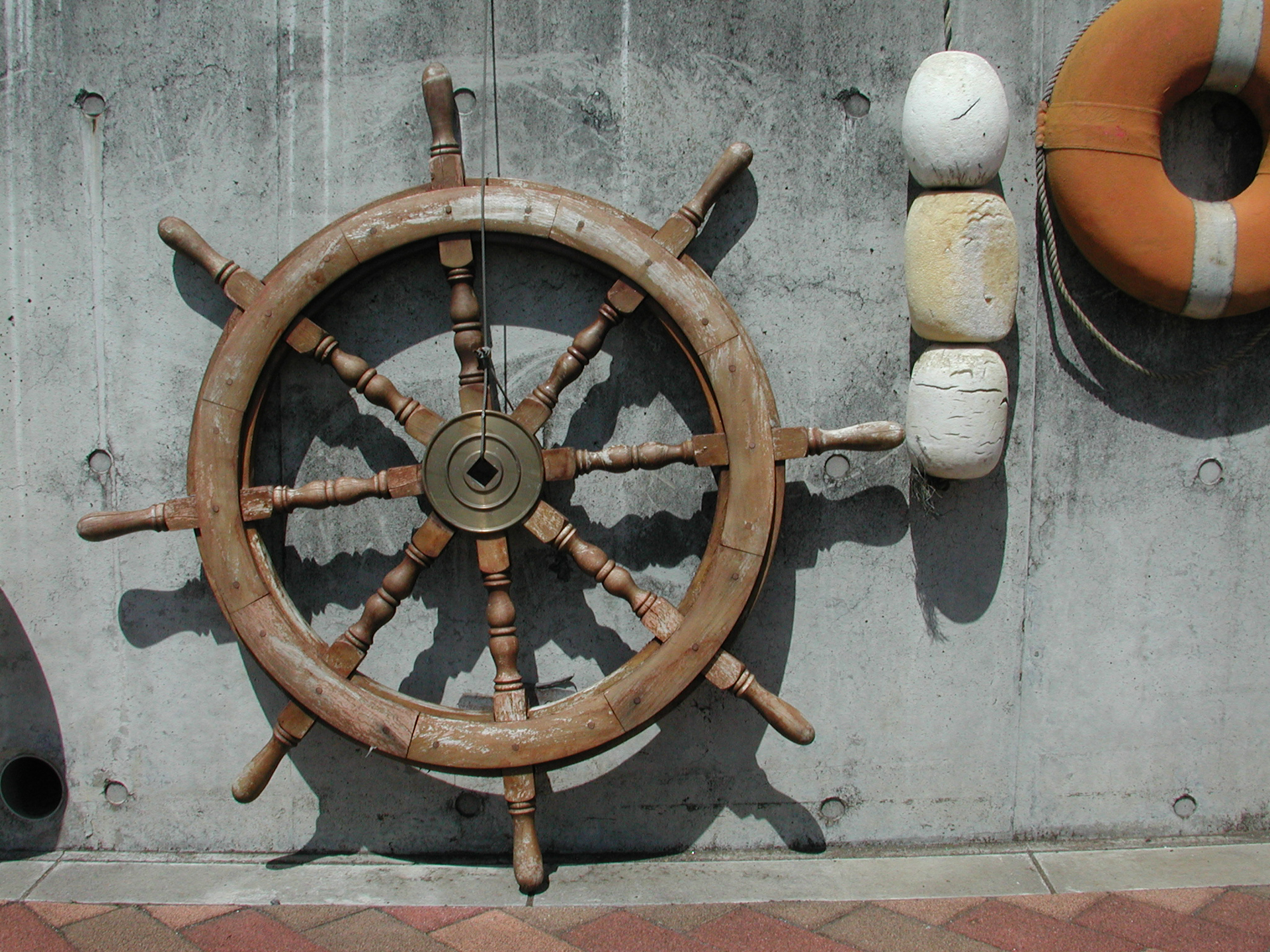 FINE設定で2,048×1,536の解像度。フツーによく写ります。が、色再現にインパクトないですね。主張が薄いというか。コントラストが低いのはこの頃のデジカメに共通しとります。ああ、これも手を入れたいぜ、うずうず。<br><span class="fnt-85">ニコン COOLPIX 990／8.2mm／プログラムAE（1/400秒、F7.0、−0.3EV）／ISO 100</span>