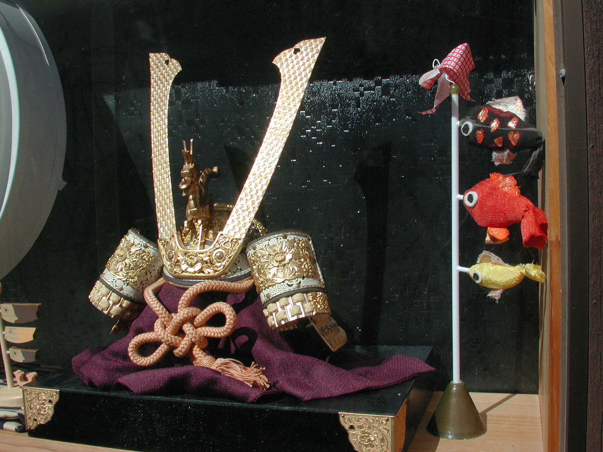 ウィンドウディスプレー。明暗差のある金属のエッジに偽色がみられますけど、この程度なら補正はできちゃいますね。周辺のタル型の収差が目立ちます。カメラ内では補正してもらえないわけです。<br><span class="fnt-85">ニコン COOLPIX 990／8.2mm／プログラムAE（1/470秒、F7.0、−0.7EV）／ISO 100</span>