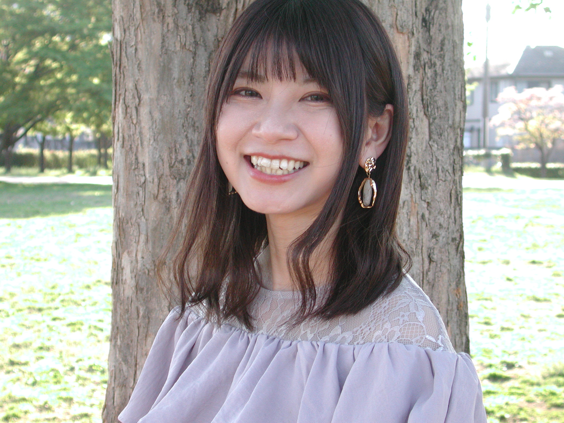 別件の本業撮影の合間に軽くスナップ。ゴーストが出現したので木の陰に避難して撮影。「そのカメラ、カワイイですね」とモデルのひぃなさんに笑顔で言われ、現行のお仕事カメラを褒められるより、お爺さんは嬉しかったり。でもごめんなさい、画像はなぜかモヤってます。エモいとは違います。モデル：ひぃな<br><span class="fnt-85">ニコン COOLPIX 990／19mm／絞り優先AE（1/150秒、F3.6、＋0.7EV）／ISO 200</span>