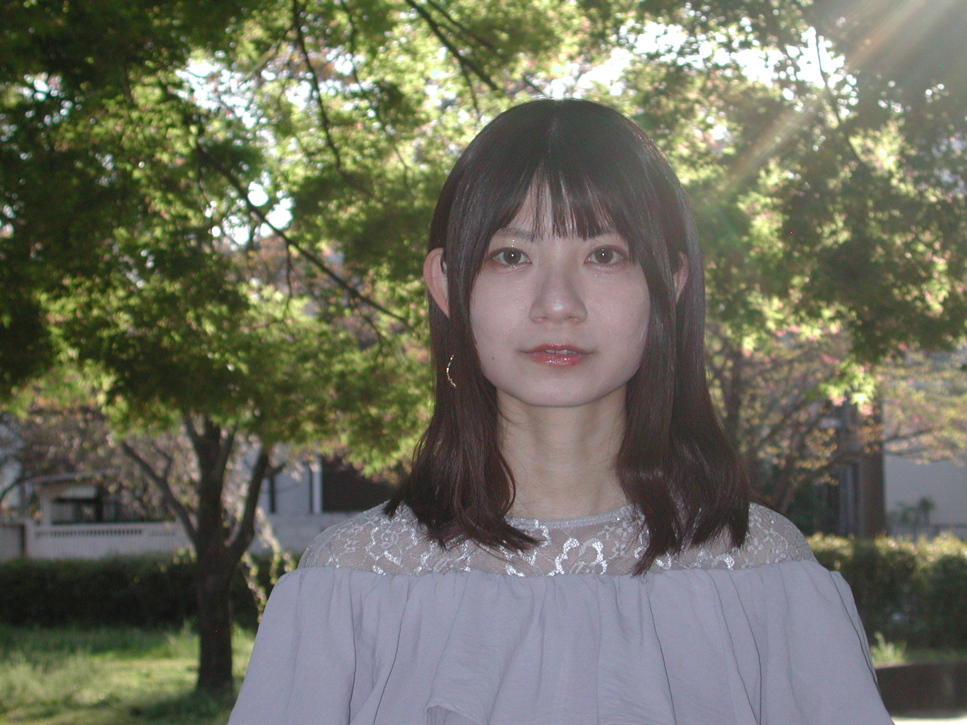 再度日中シンクロ撮影したら、ゴーストがガツンと入りました。エモいとはいいませんよ。きちんとハレ切りして撮影しろよ、と怒られてしまう案件だと年寄りは考えてしまいます。<br><span class="fnt-85">ニコン COOLPIX 990／19mm／絞り優先AE（1/560秒、F3.6、±0.0EV）／ISO 200</span>