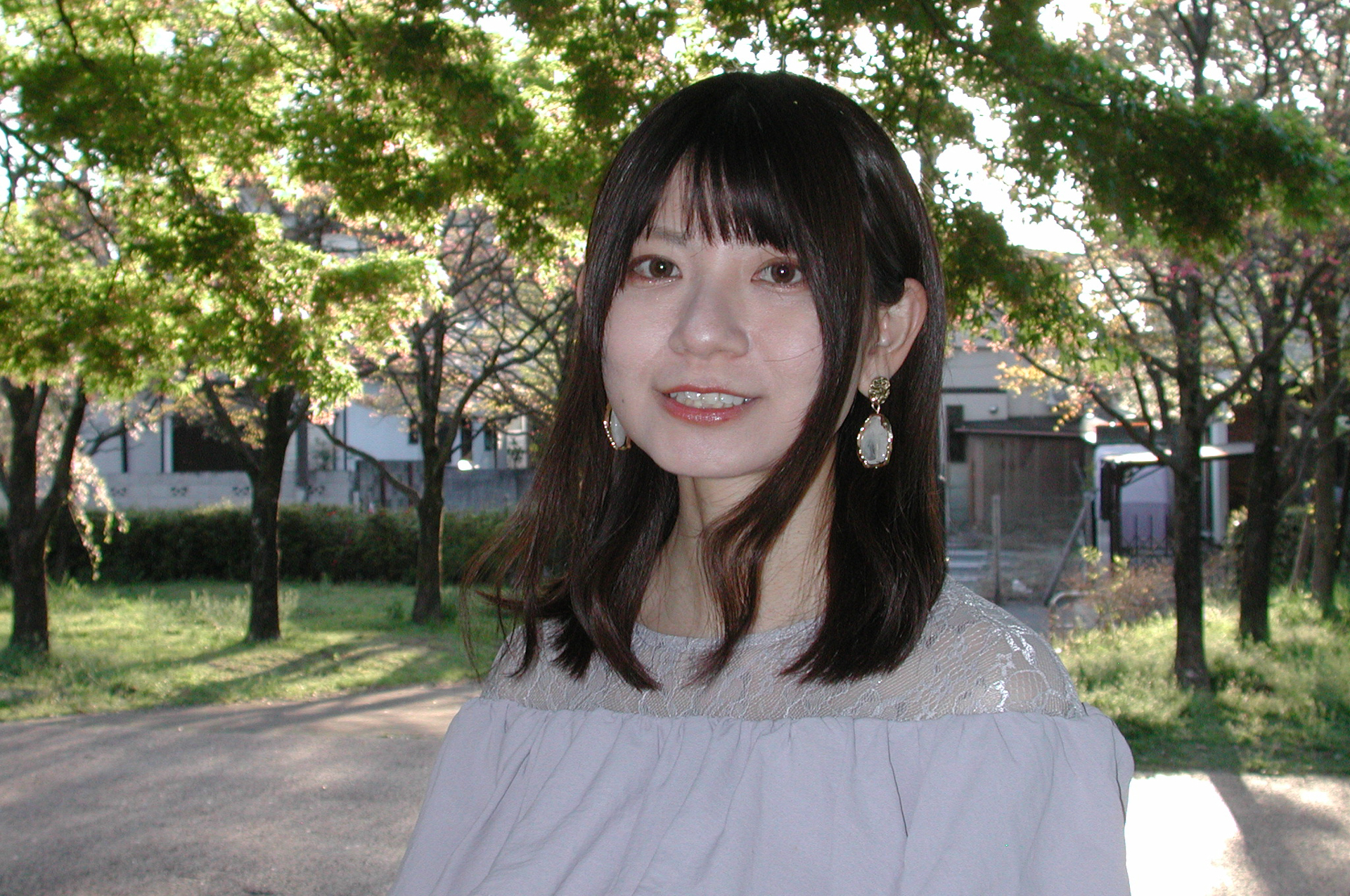 逆光条件だと、モニターは真っ黒になり、人物の輪郭くらいしか見えません。そこで適当にフレーミングして、日中シンクロして人物を浮き上がらせてみました。配光特性やバランスは意外とよい感じで頑張っています。<br><span class="fnt-85">ニコン COOLPIX 990／19mm／絞り優先AE（1/560秒、F3.6、±0.0EV）／ISO 200</span>