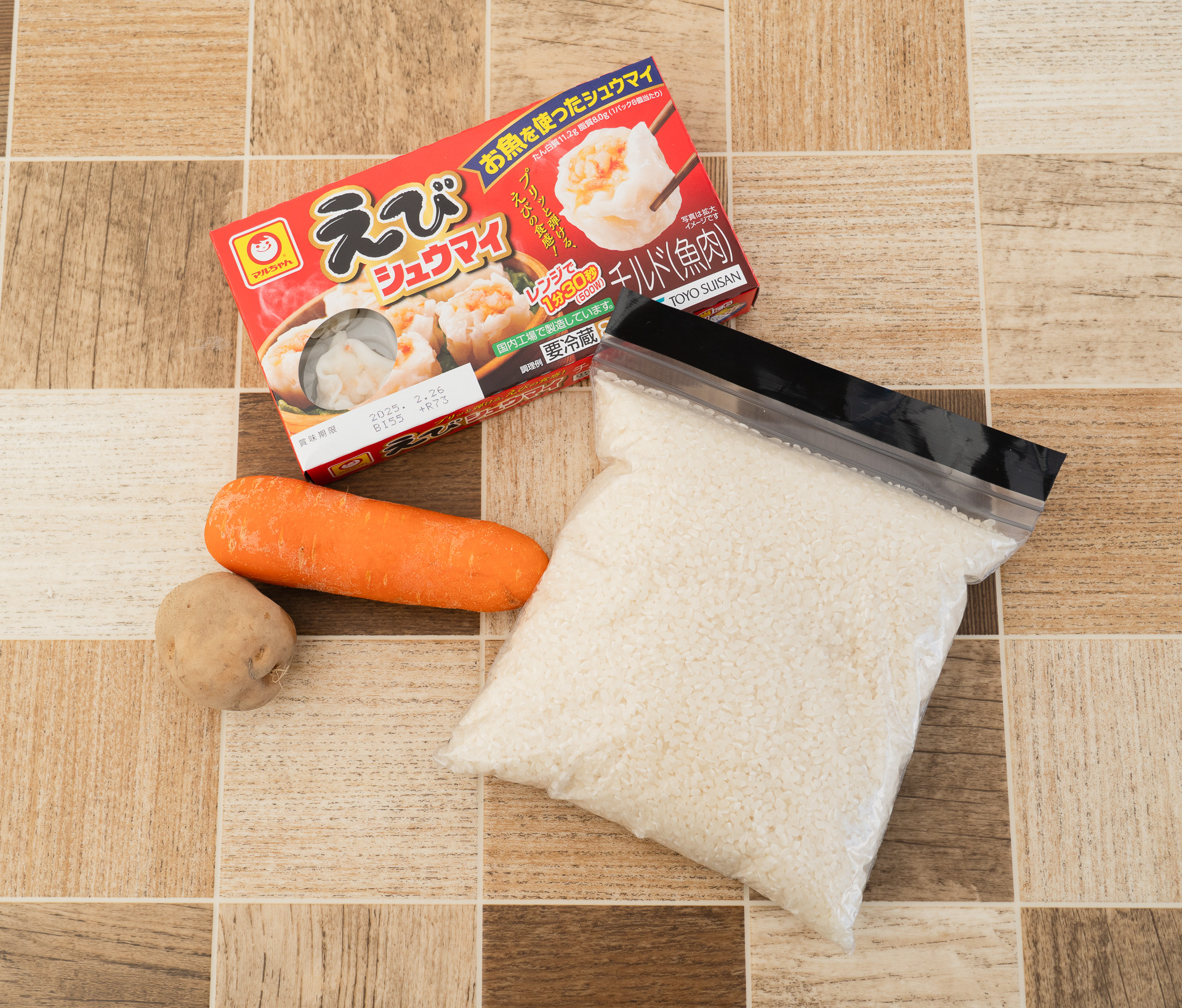 チルドのシュウマイ、お米は無洗米を持っていくとよい。じゃがいもとニンジンは蒸すだけ