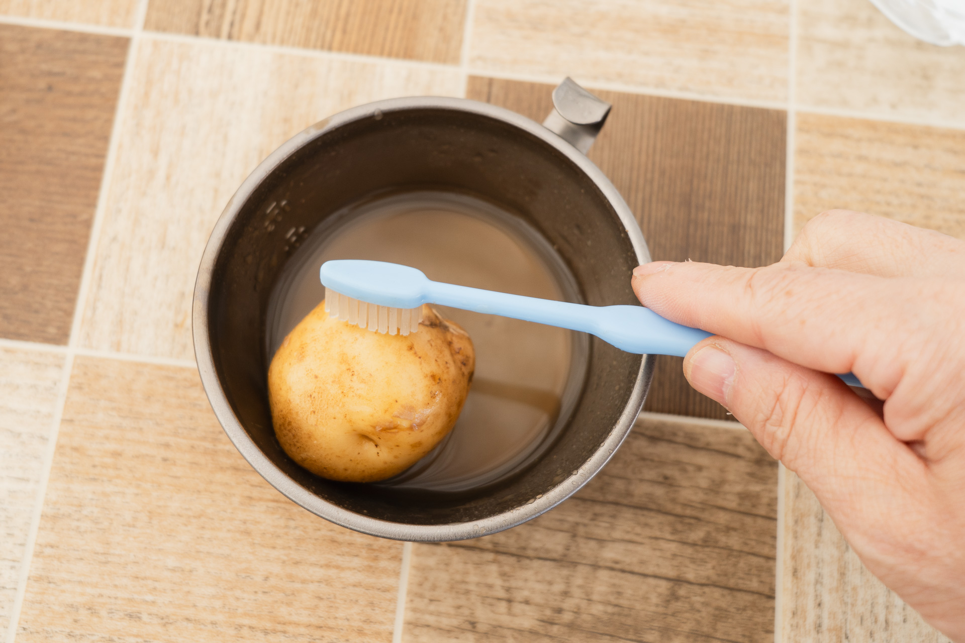 じゃがいもは皮を剥きません。少量の水とブラシやタワシで擦ります。皮でも緑色の部分と新芽を取り除くのを忘れずに。ゴミを減らす工夫です