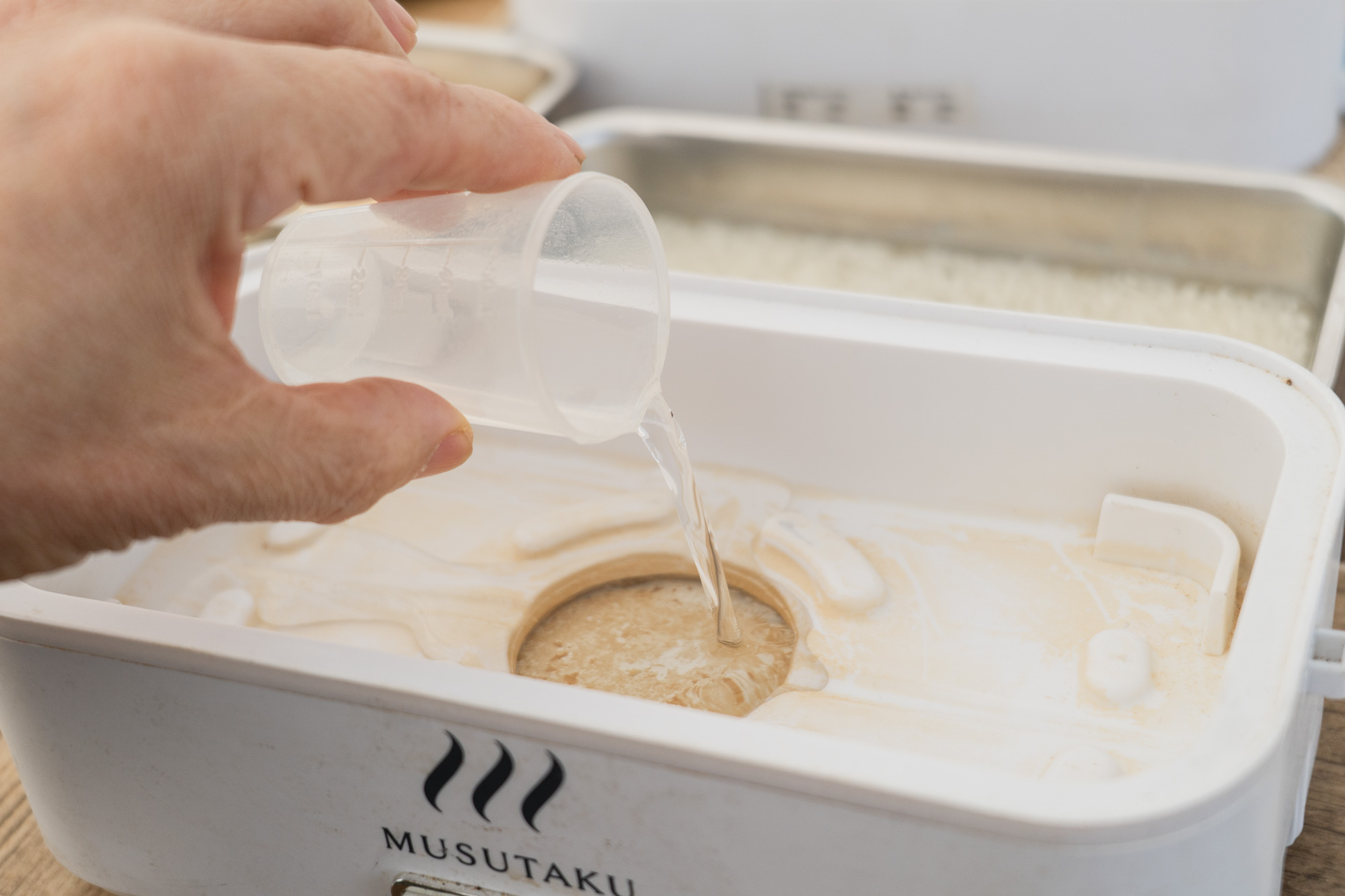 まず本体に水を計量して注ぎます。1合炊くなら95cc