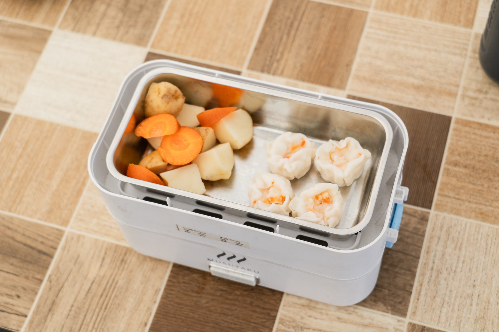 野菜をカット、シュウマイを内釜に並べ上段にセット