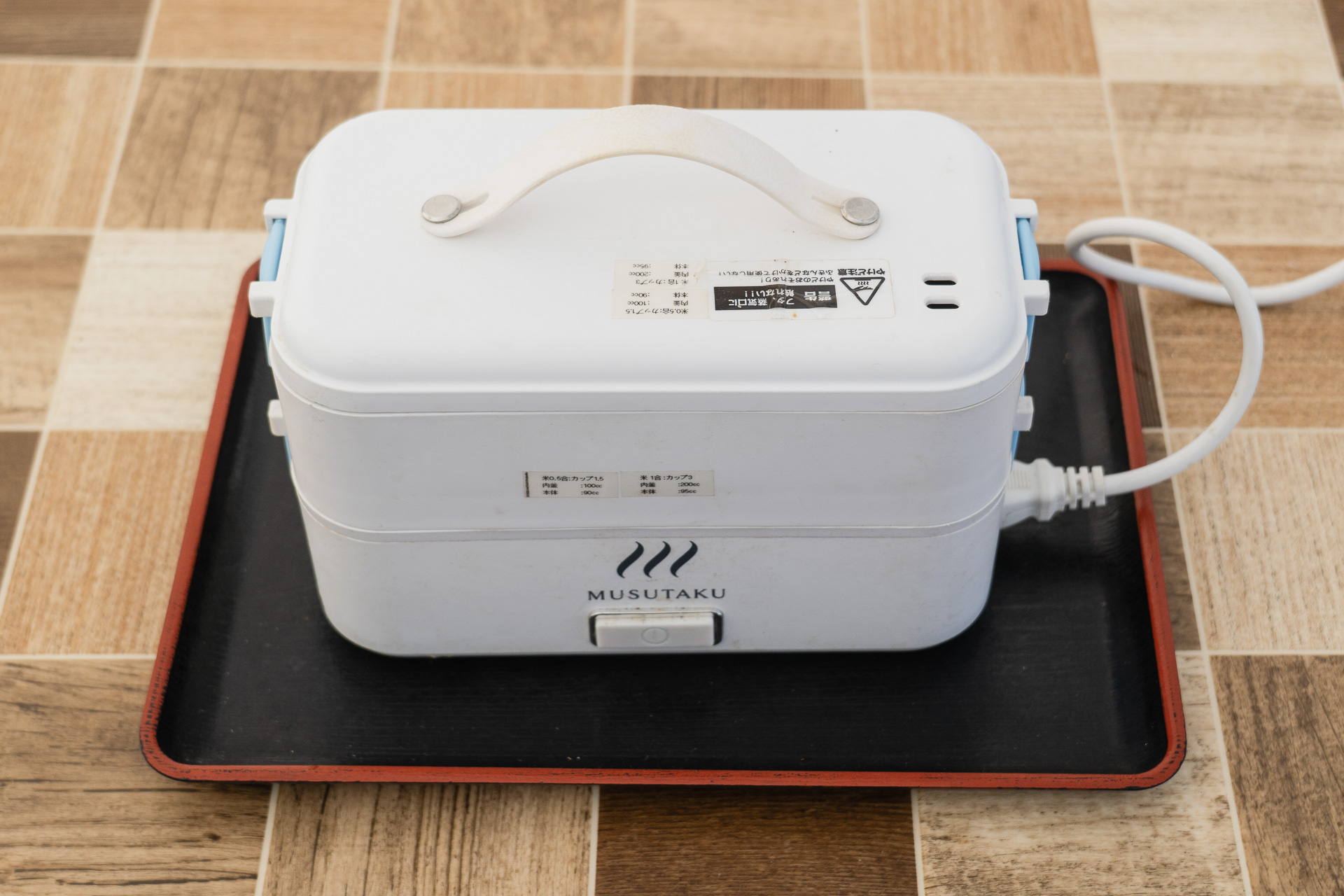 あとは電源オン。蒸した水蒸気が下に溢れることがあるので、トレーやタオルを敷いておくとよいです