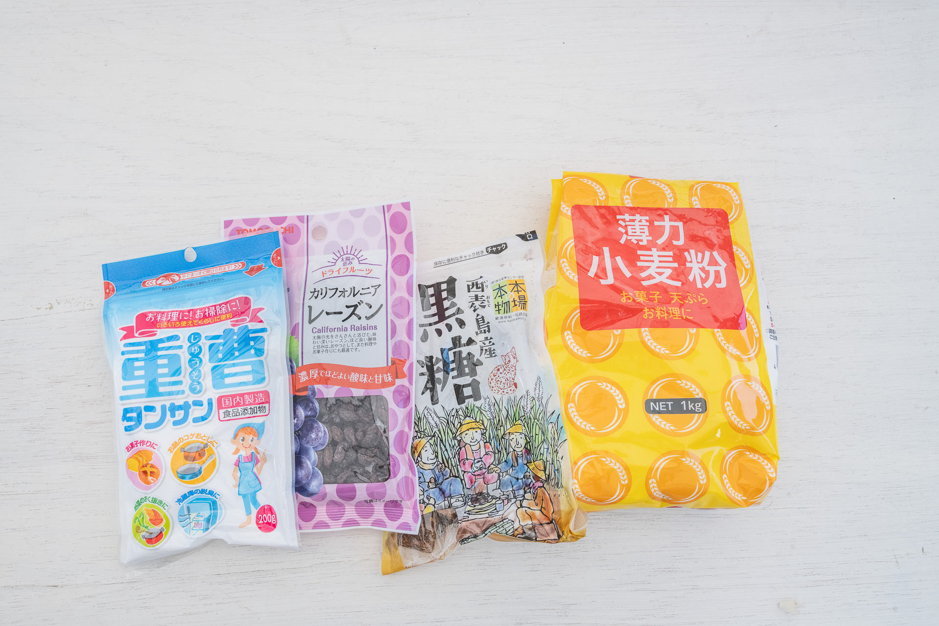 重曹、干し葡萄、黒糖、小麦粉。どれもスーパーだけでなく100均でも手に入ります