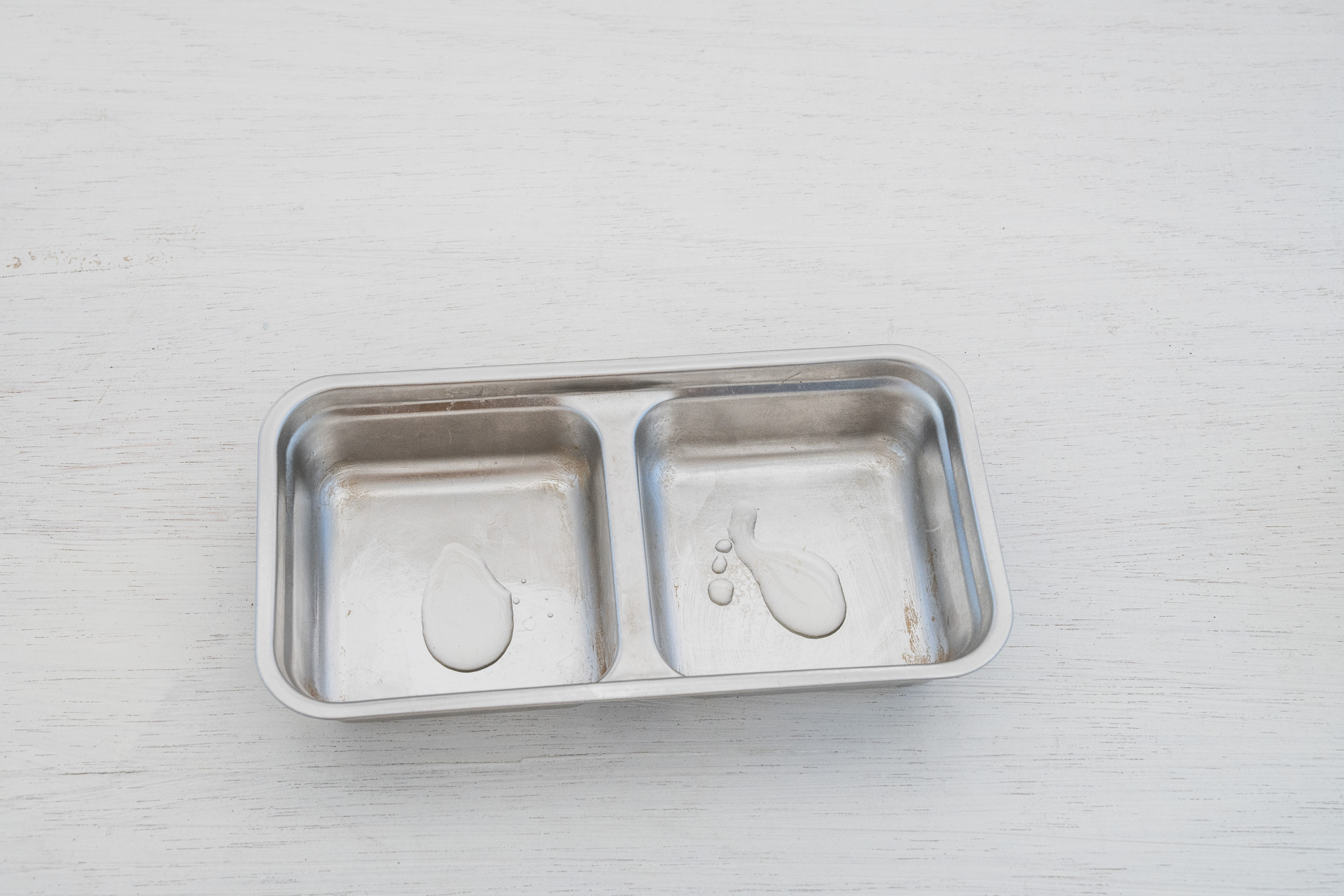 内釜に少し油を敷くと蒸し上がった時に剥がしやすい。なくても可