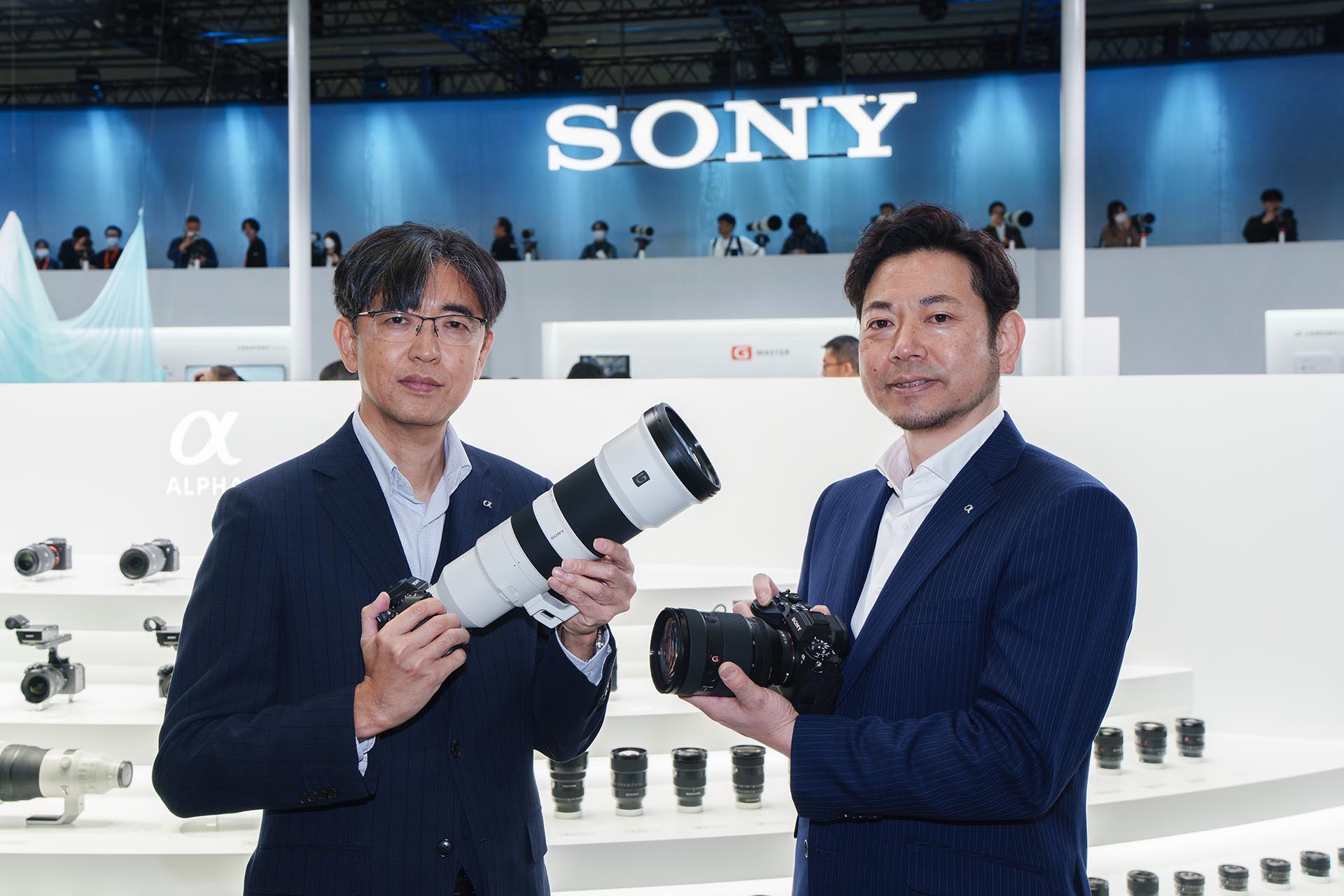 CP+2025のソニーブースで。左からソニー株式会社レンズテクノロジー&システム事業部の岸政典事業部長、同イメージングエンタテイメント事業部の大島正昭事業部長