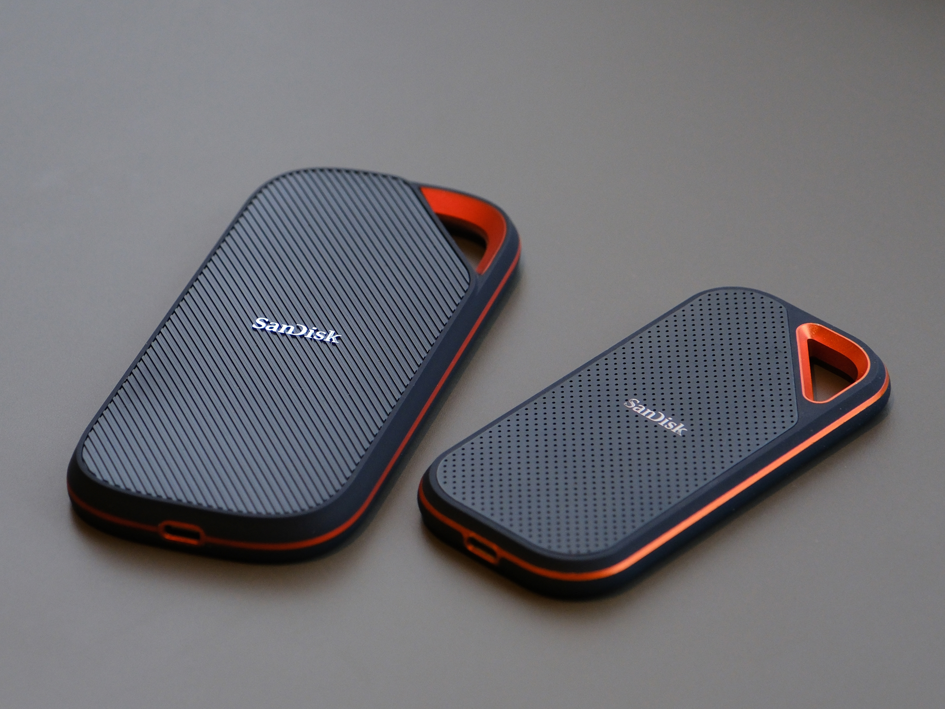 右が既存のSanDisk Extreme PRO（USB 3.2 Gen 2x2対応）。速度向上による発熱対策のため、USB4対応版は筐体が大きくなっている