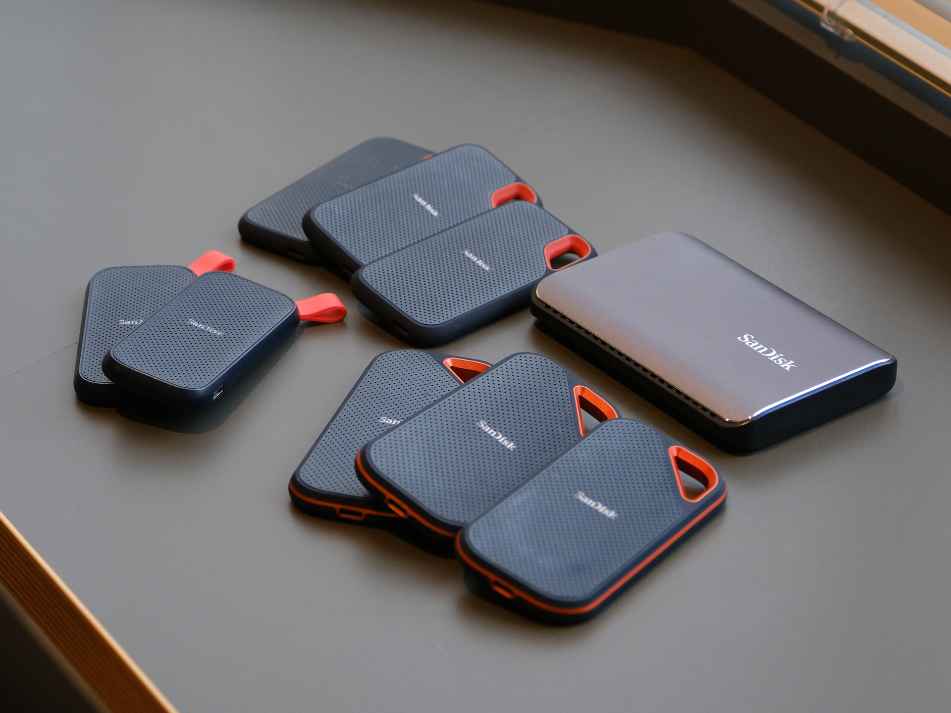 上田さんが使ってきた歴代のSanDisk Etreme ポータブルSSD。右上のExteme 900は2016年発売の製品。USB 3.1 Gen 2対応で最大転送速度は850MB/秒だった