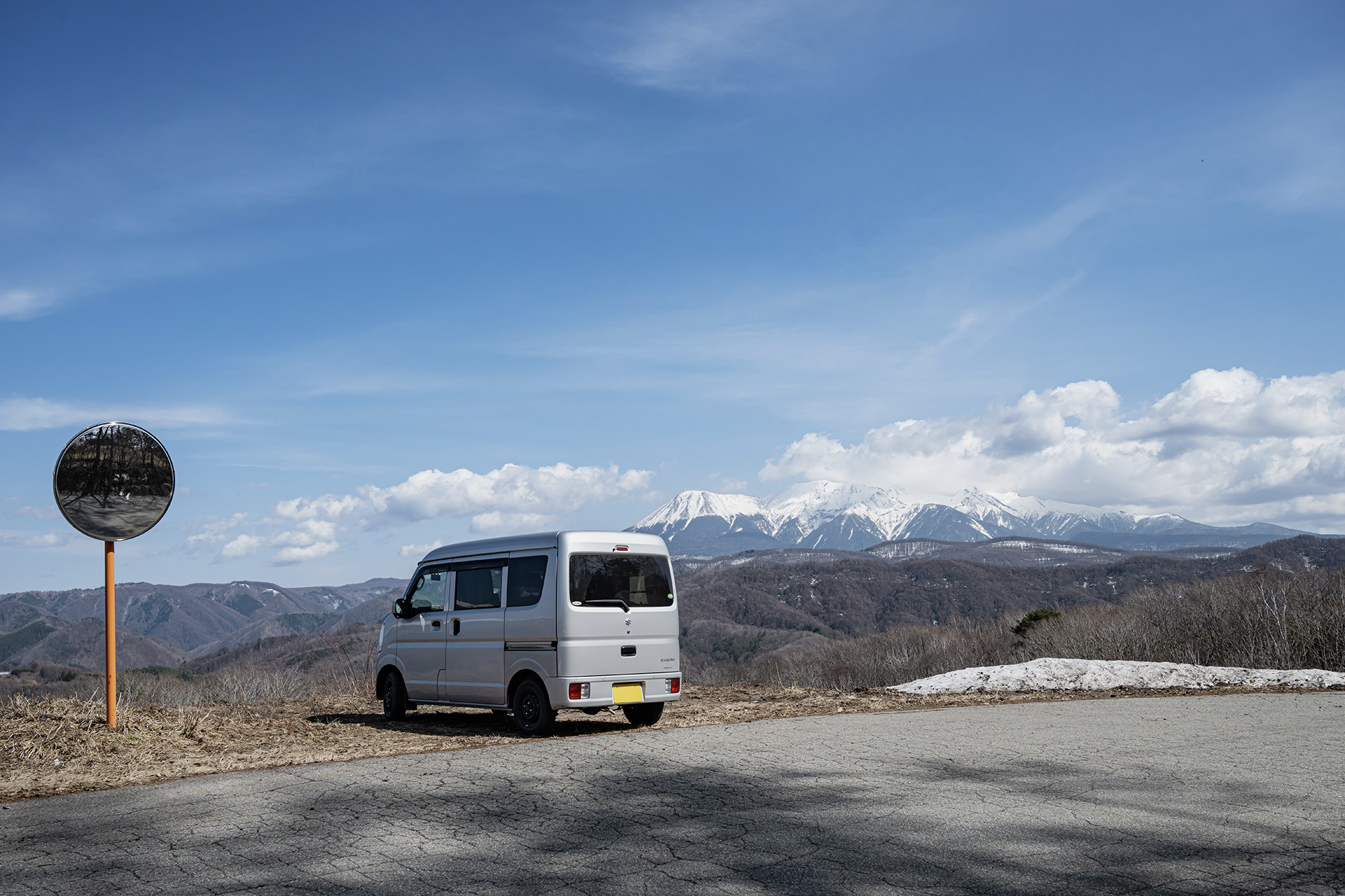 ゴールデンウィークですね！ この週末からお休みにしてる方もおおいのかな。今回の1枚は4月15日（火）に撮影した木曽御嶽山。まだ早春の印象でした。GWにも山にはまだ雪が残るかな。北や標高の高いところに行けばまだ冬の名残を楽しめるし、南に行けば夏を感じられる。南北に長い日本ならではですなあ。風景という観点からは年間で最もバリエーション豊かなお休みになるんじゃないかなあ。みなさま、いつも以上に気をつけて旅を楽しんできてくださいませ〜