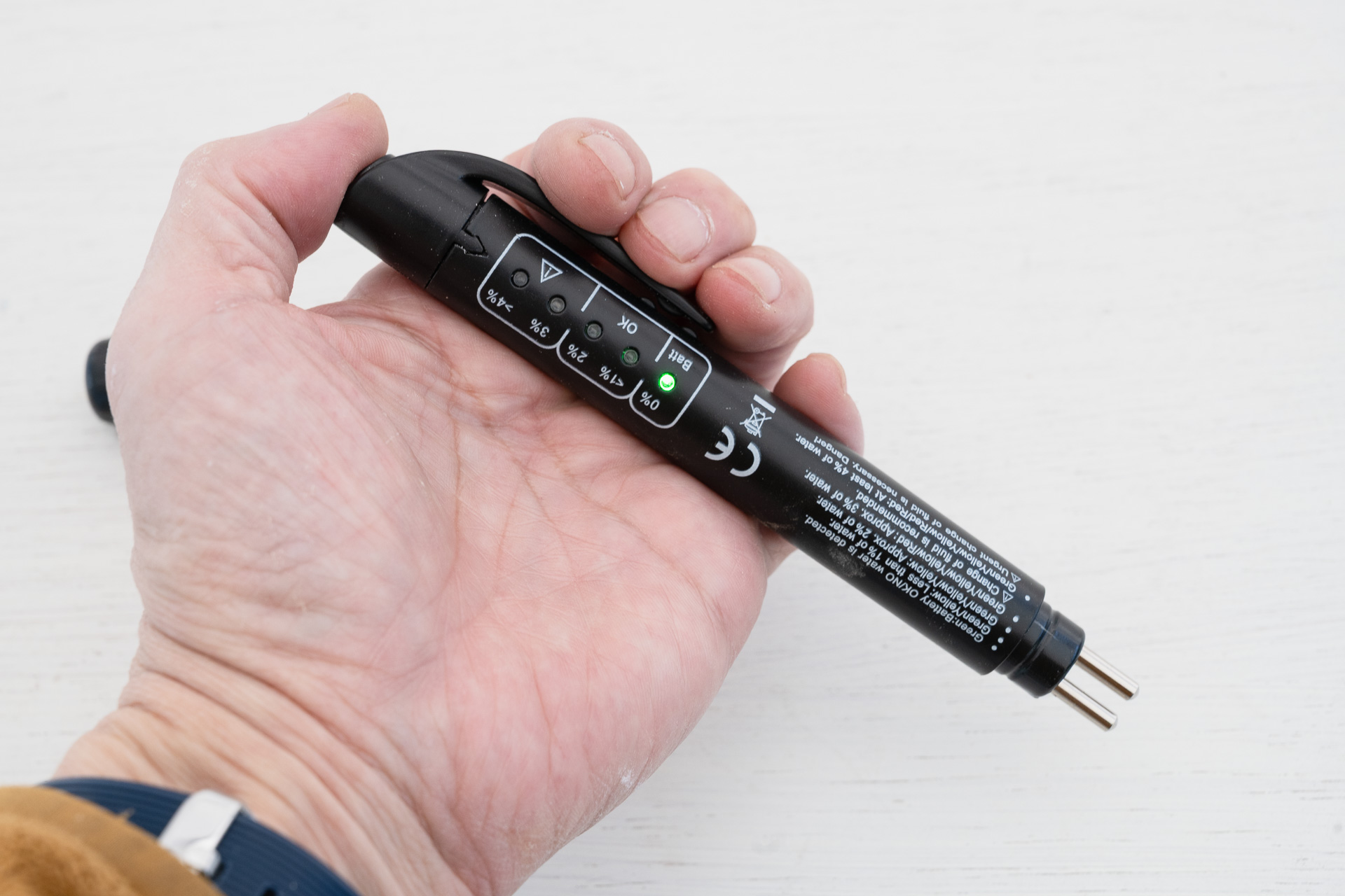 使用電池は単４、1本。電池をいれて頭のボタンを押すと電源ON＆バッテリーチェック