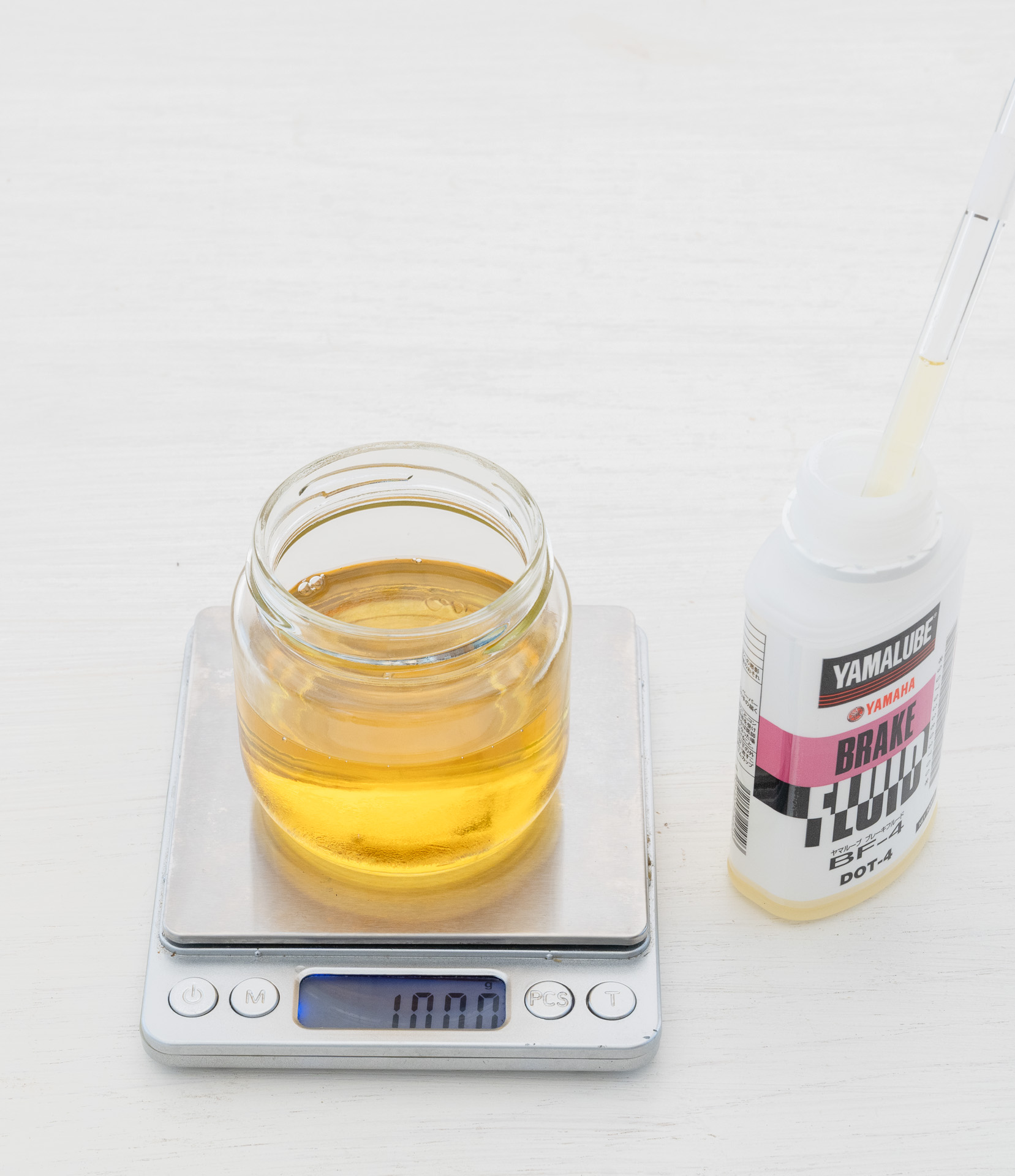 まずブレーキフルードを100g
