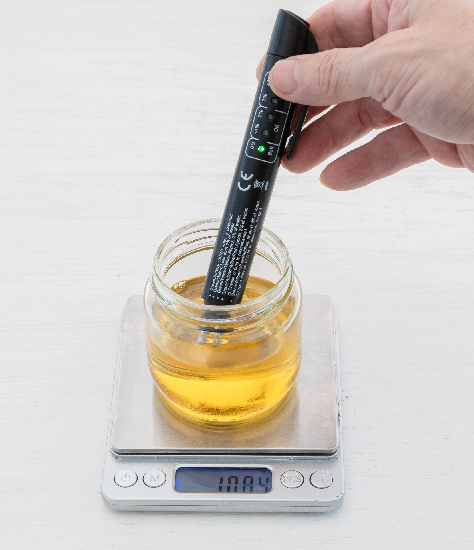 テスターを入れるとやや重さが増えます。底にちょっと触れてるかな