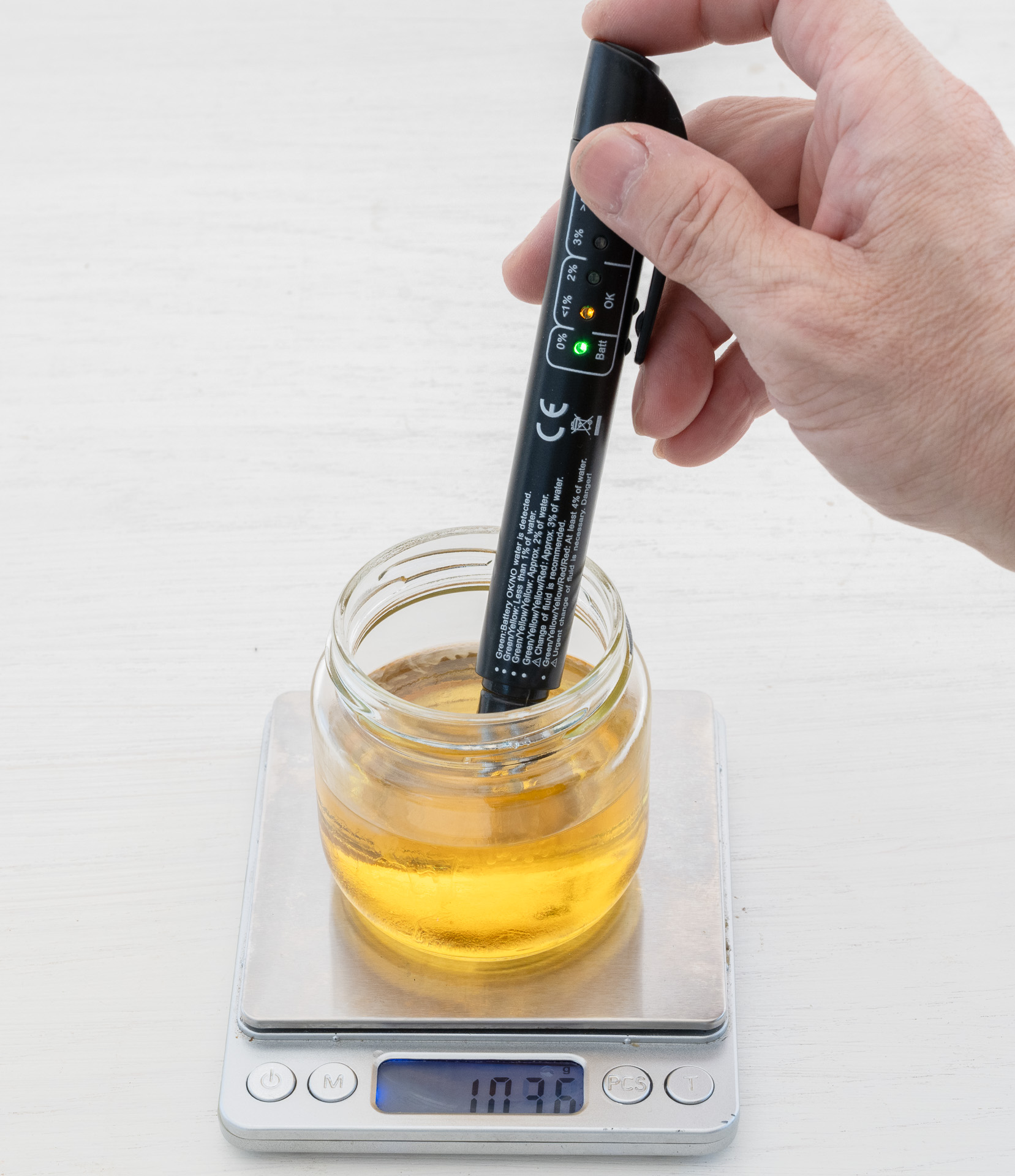 よくかき混ぜてからテスターを入れると黄色のランプが点灯。1％未満の水分を含んでいるってことですね。おお