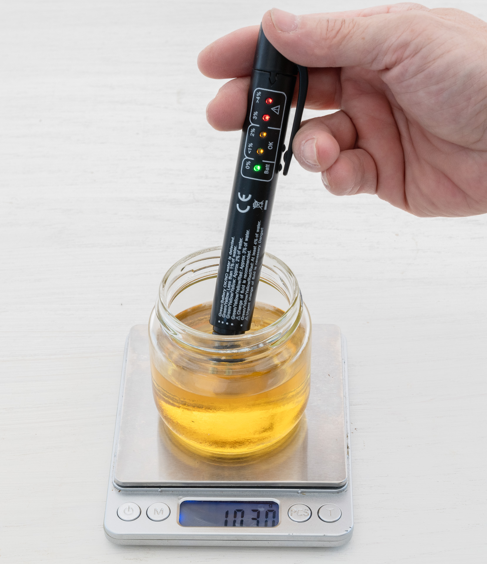 水を3g加えたところで過敏に反応