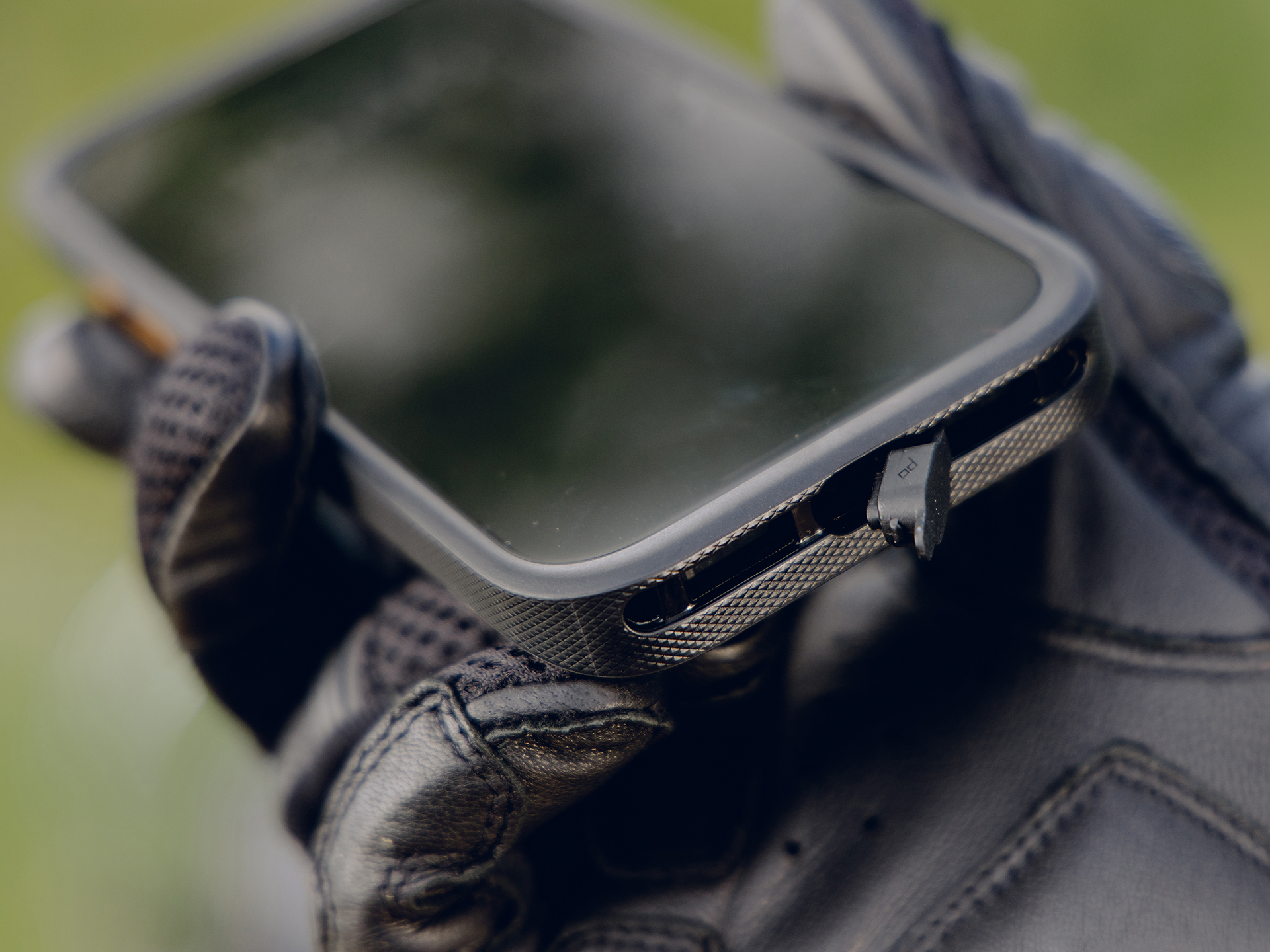 底部のUSB Type-C保護キャップ