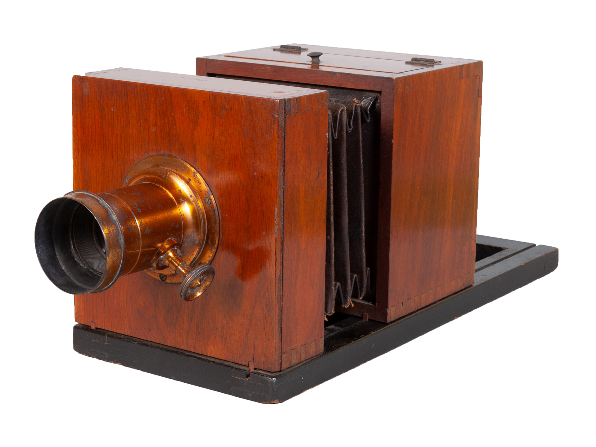 「カメラのしくみ 2025」で展示する「ダゲレオタイプカメラ」（N・J・ルイス、1850年頃）