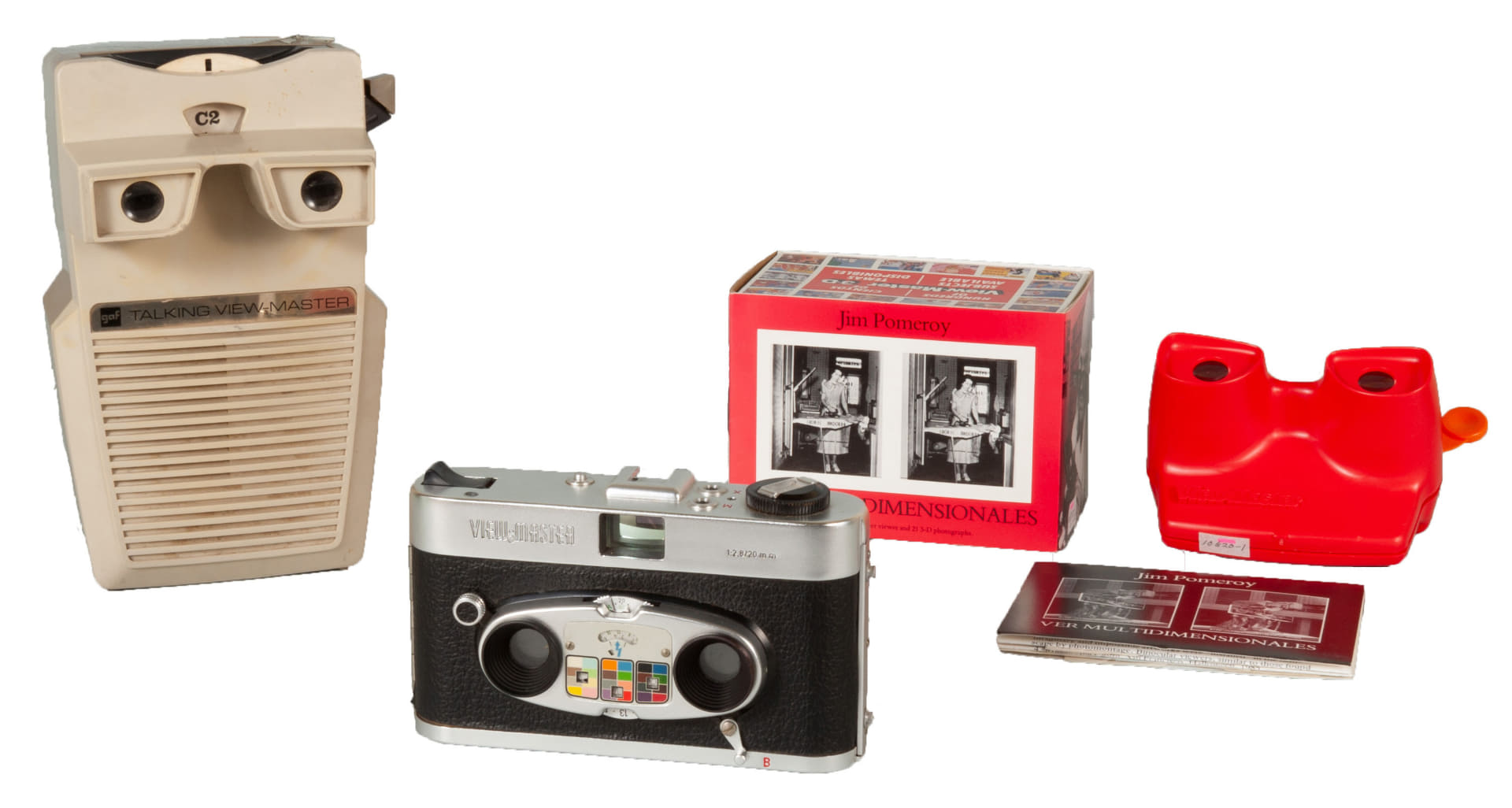 左からトーキング・ビュー＝マスター（GAF、1970年）、ビュー＝マスター・ステレオ・カラー・カメラ（キング、1961年頃）、多次元バージョン（ジム・ポメロイ、1988年）