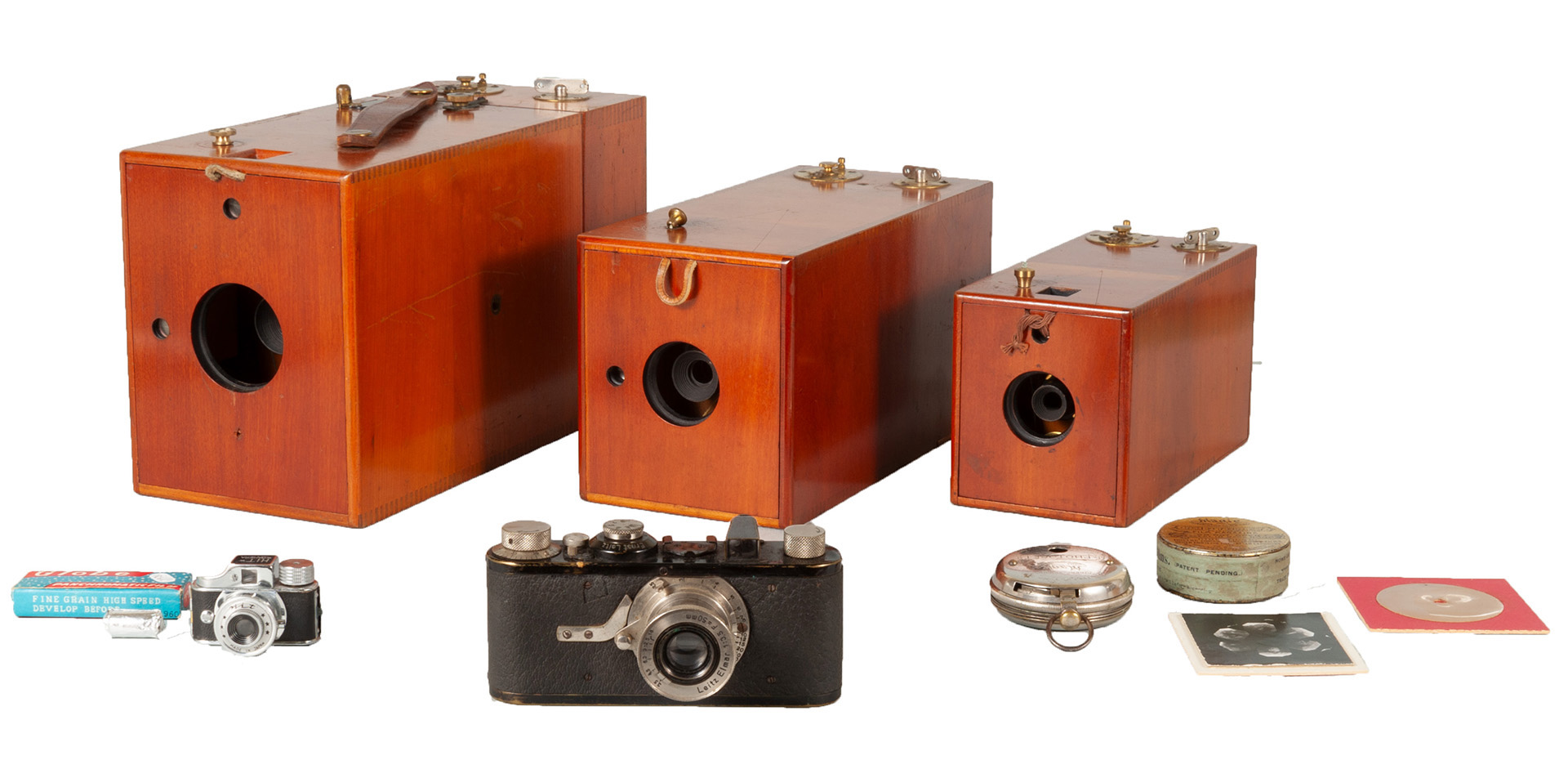 後列右からオーディナリー・コダックA、B、C（イーストマン・カンパニー、1891年）、前列右からフォトレット（マジック・イントロダクション・カンパニー、1893年頃）、ライカ Ⅰ (A)（エルンスト・ライツ・ゲーエムベーハー、1925年）、ヒット（東郷堂、1952年頃）