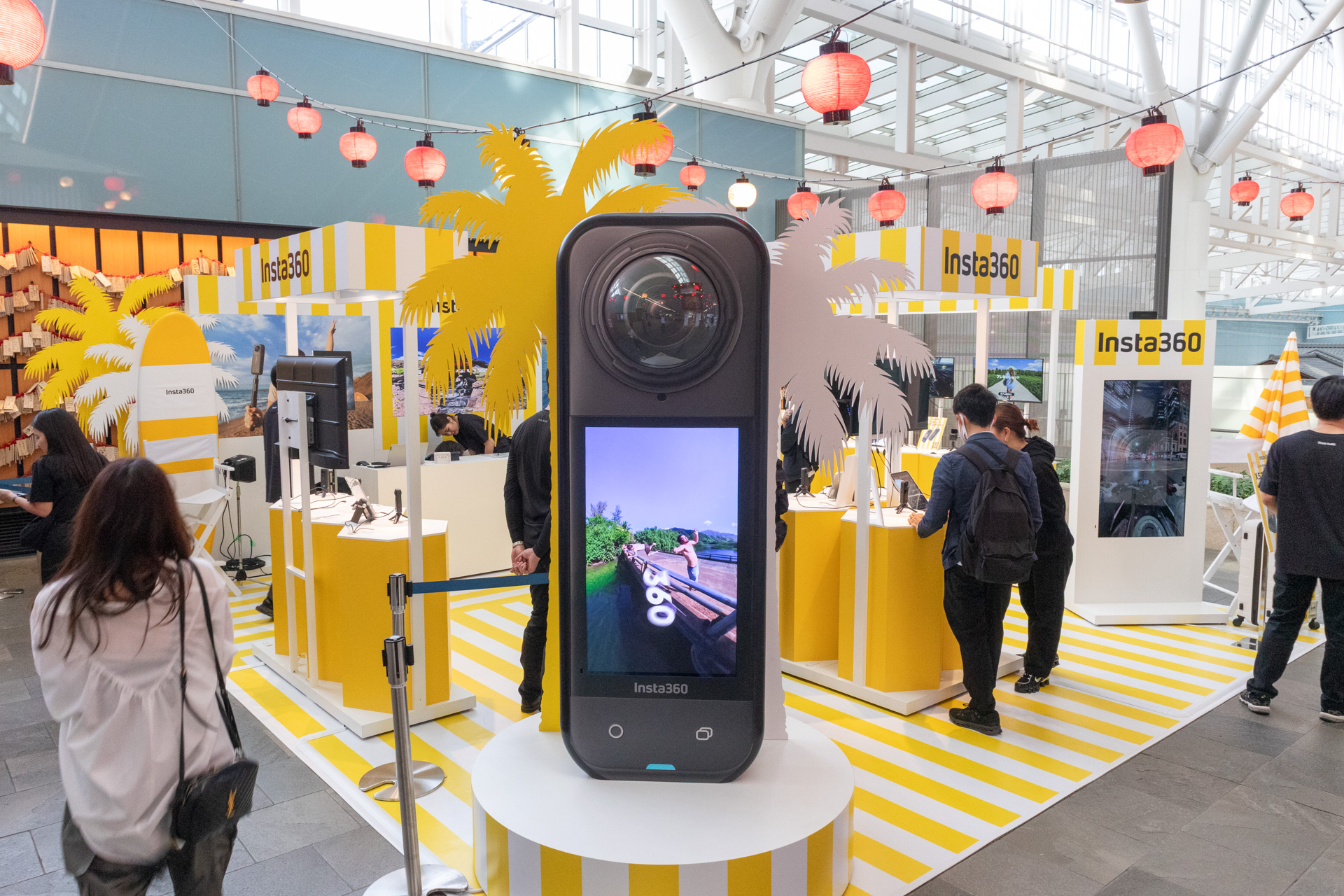 目印は「Insta360 X5」の巨大モックアップ