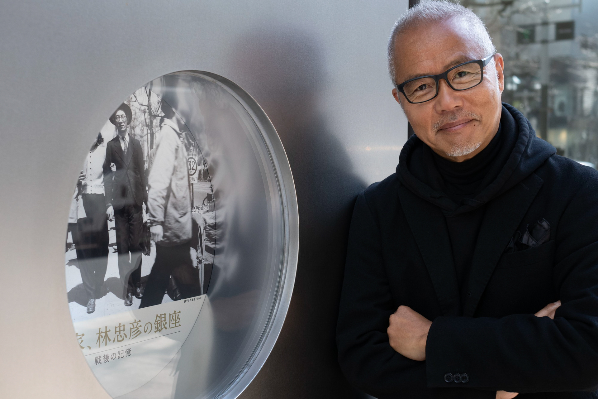 5年間に彼が銀座で写真展をしたときに会場前で撮影（瞬間の顔vol.12より）