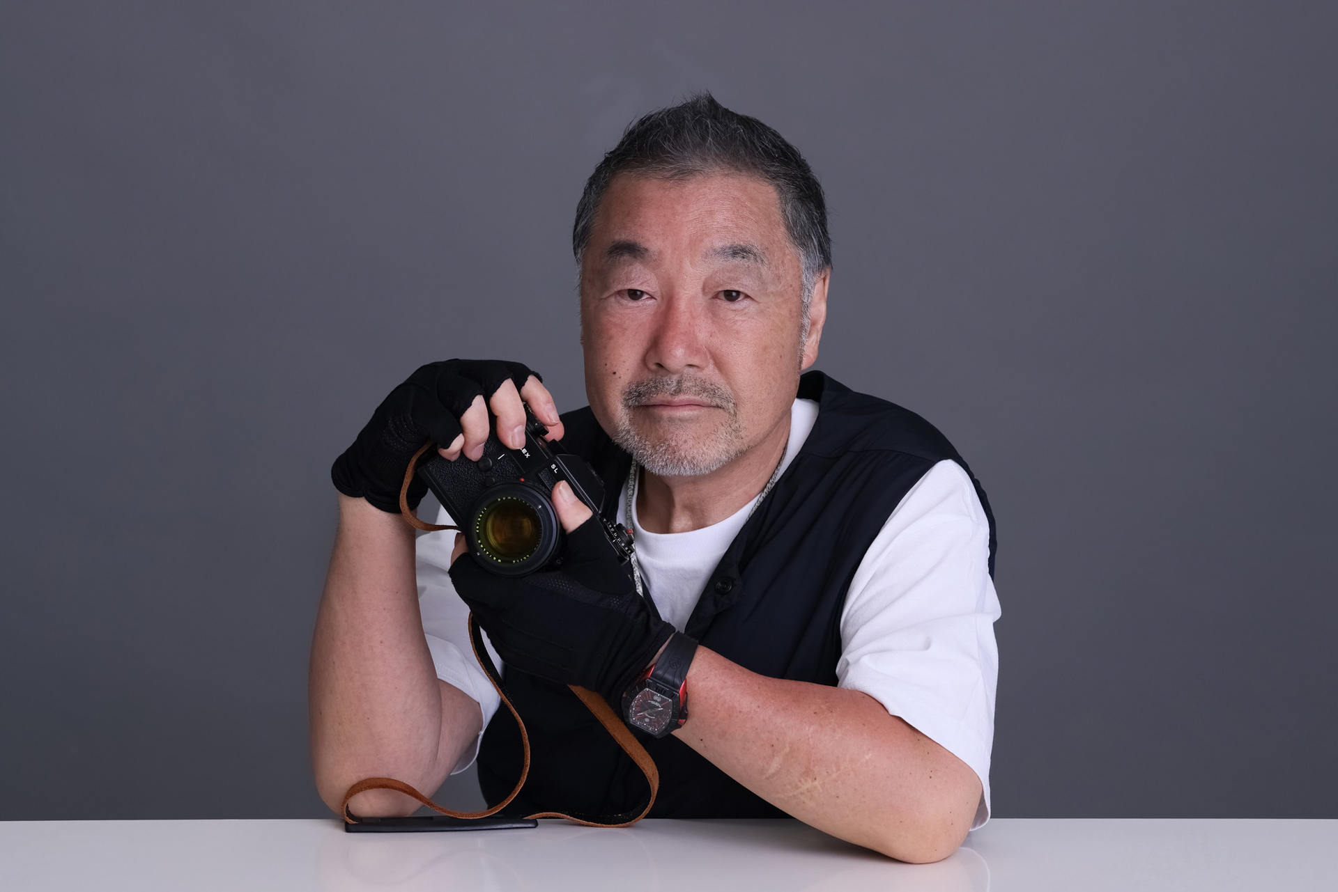 私は吉井画廊の吉井社長から「このカメラでいい写真を撮ってください」と預かったデビッド・ダグラス・ダンカンさんが使用されていたLEICAFLEX SLを持ちプロフィールを撮影した