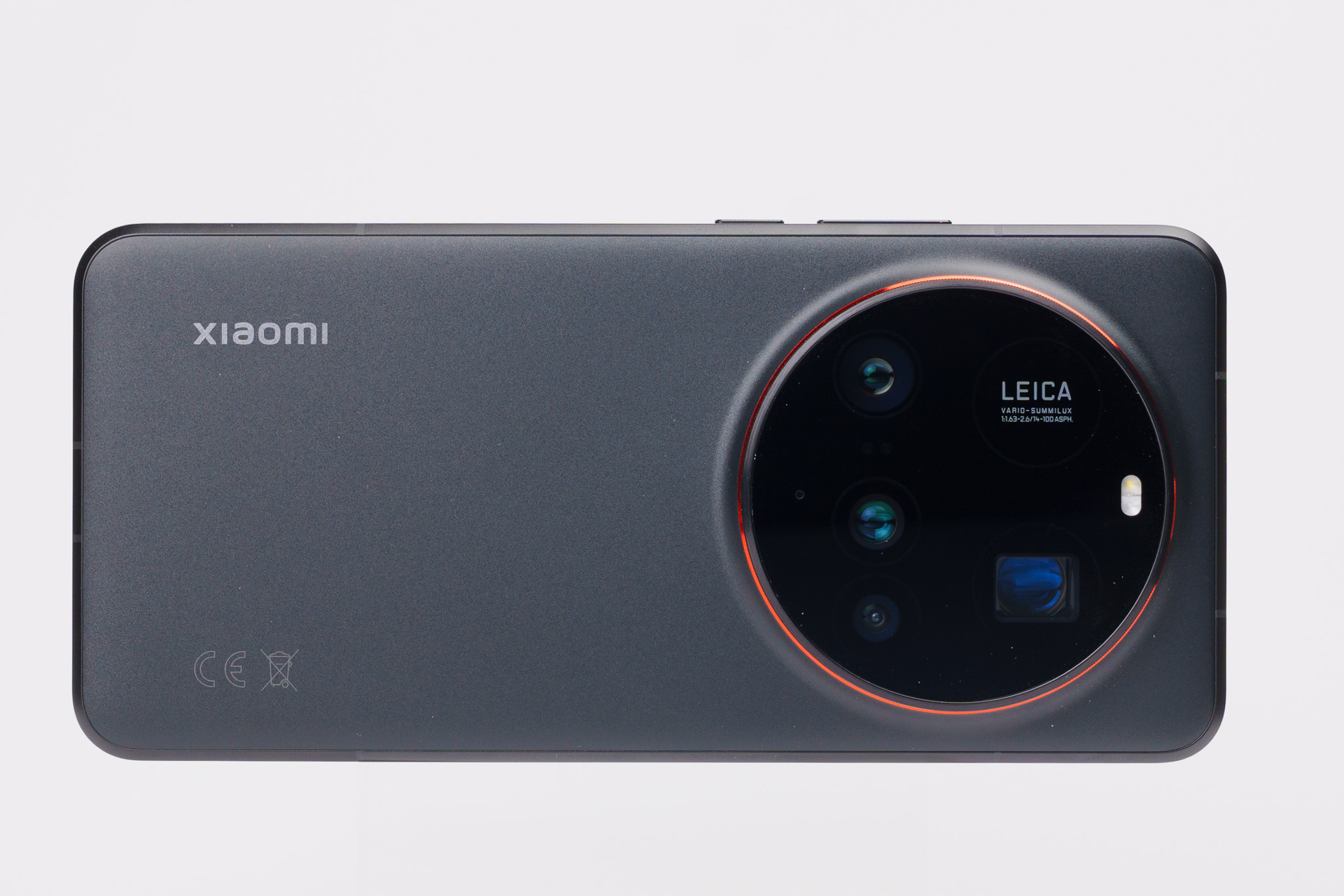 背面はマウントのような大きなカメラ部を備えている