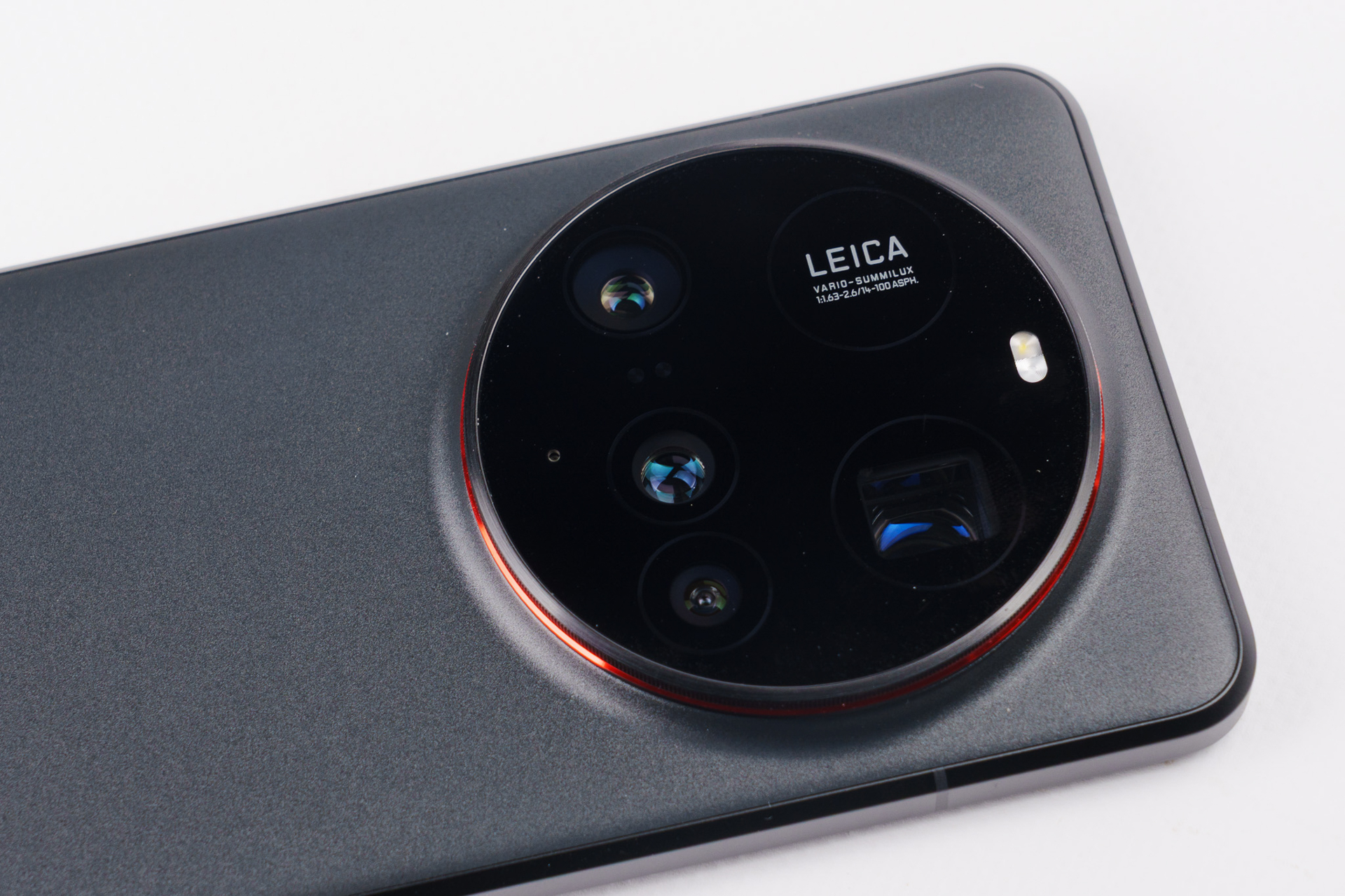 ライカ銘のSUMMILUXレンズを搭載