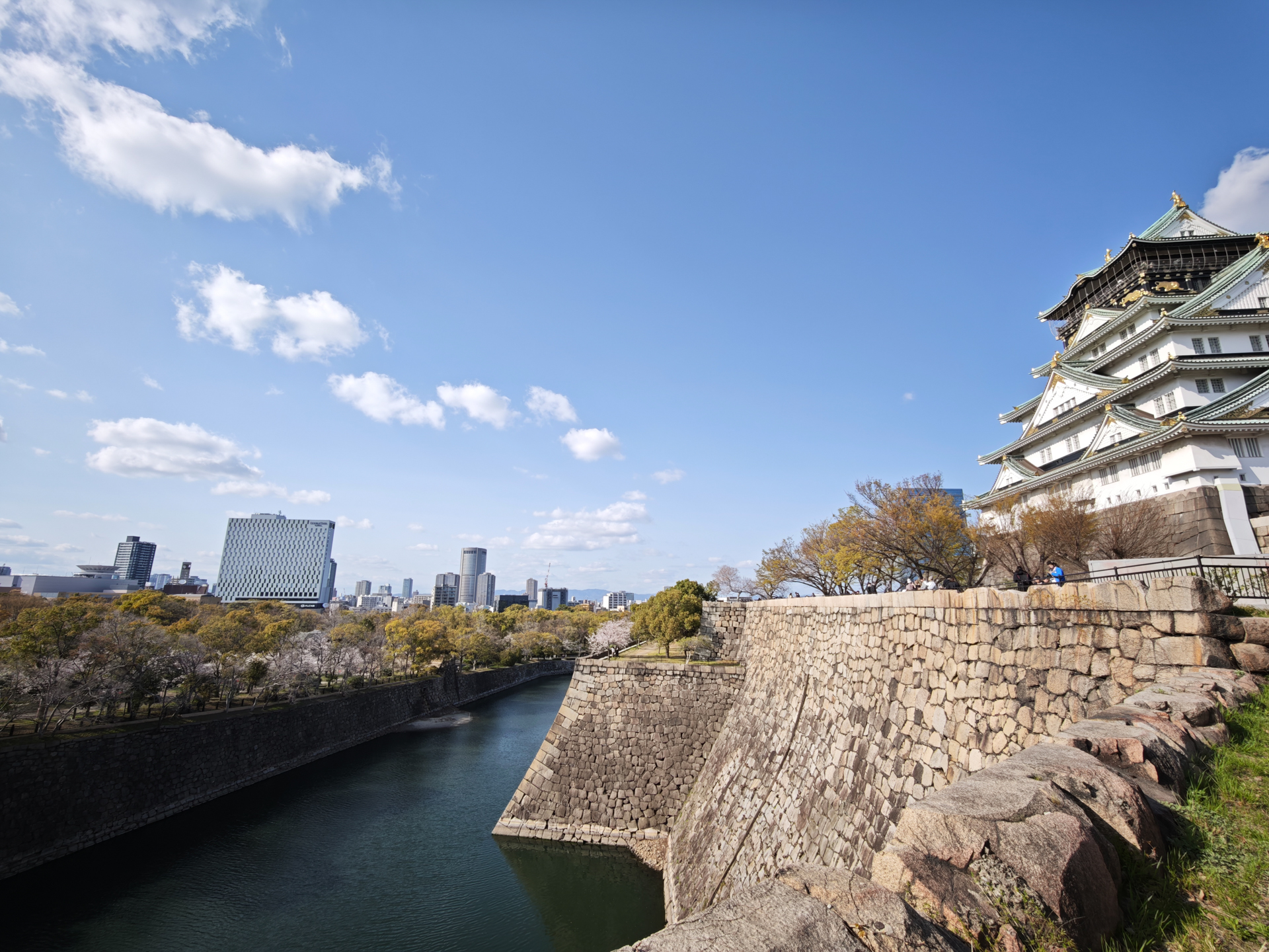 超広角カメラで撮影。周辺までよく描写されていて超広角カメラとしてはまずまずの描写性能。周辺はさすがに歪むが全体的に写りは十分だろう