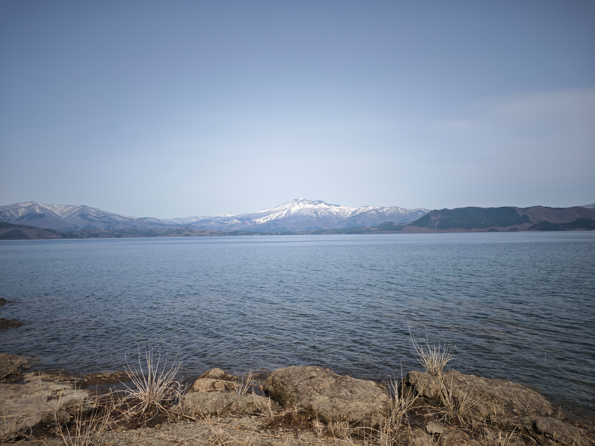 メインカメラ（23mm相当）。カメラが異なると色味や描写が異なるのは、相変わらずスマートフォンカメラの課題ではある。ただ、メインカメラ以外も高画質化しているので、どのレンズでも使いやすくなった