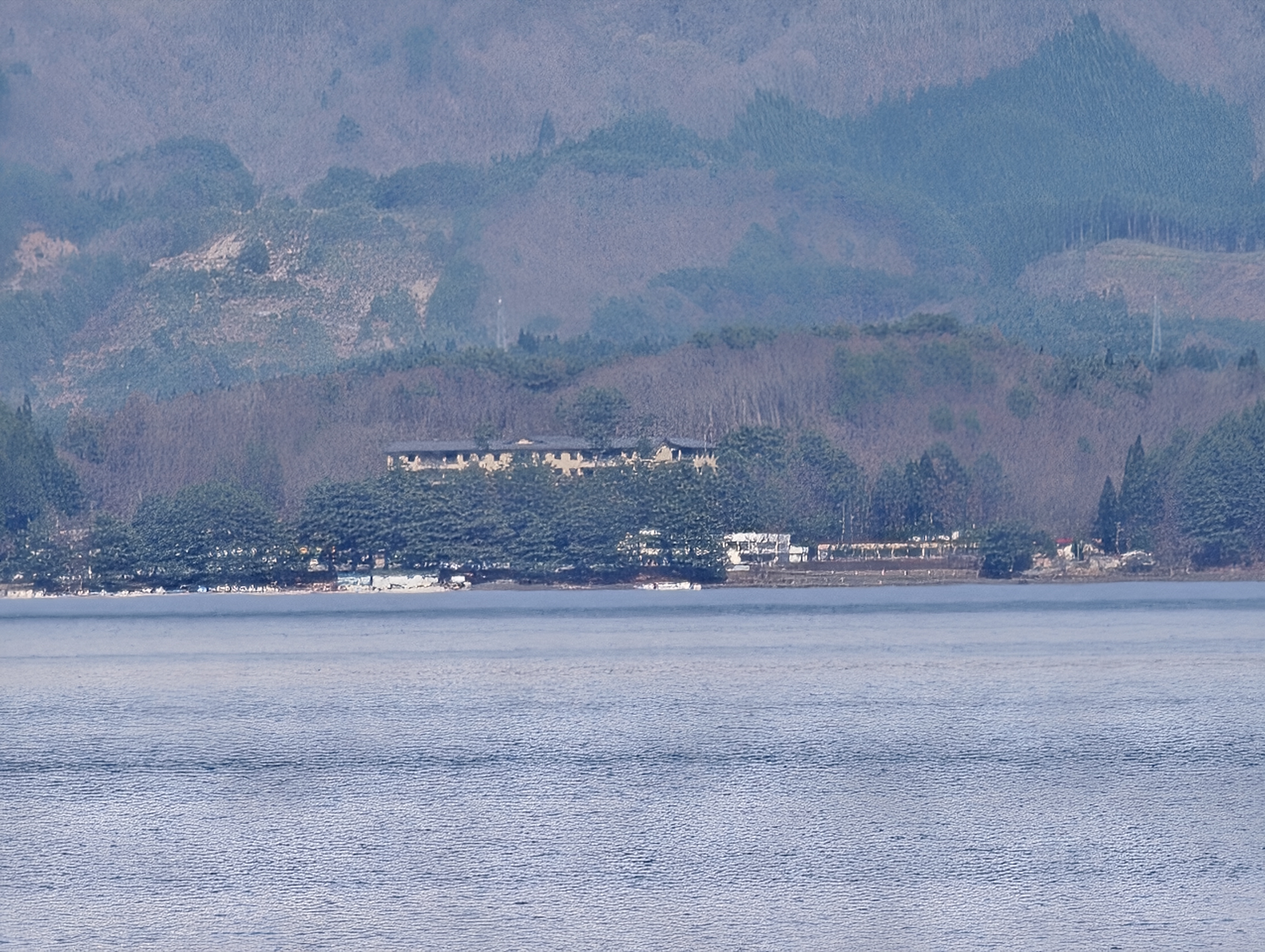 デジタル30倍（698mm相当）になると、一気にデジタルズーム画質になる。スマホ画面で見る限りはまずまず