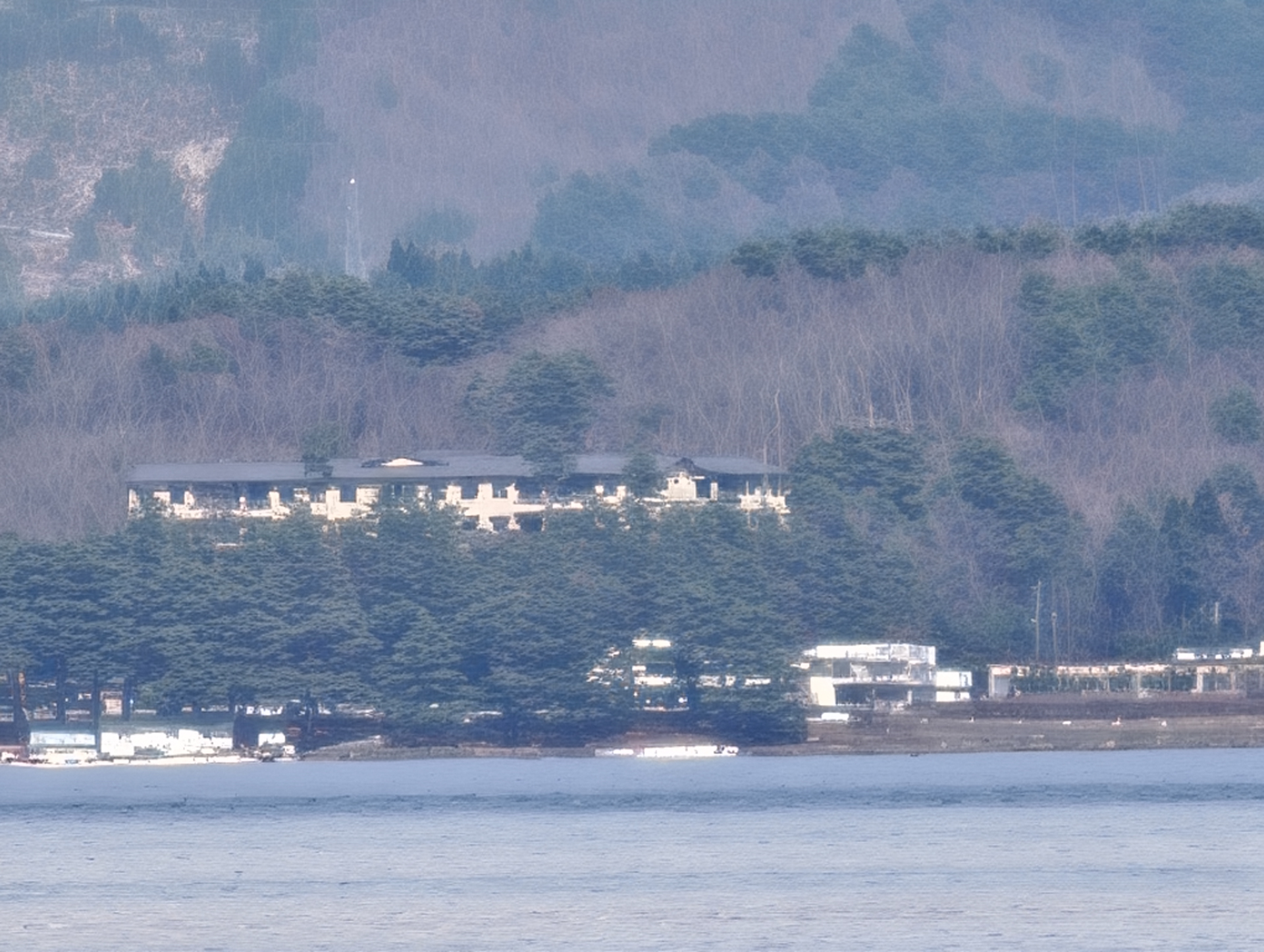 デジタル60倍（1,395mm相当）。倍率を考えれば健闘しているとは言える