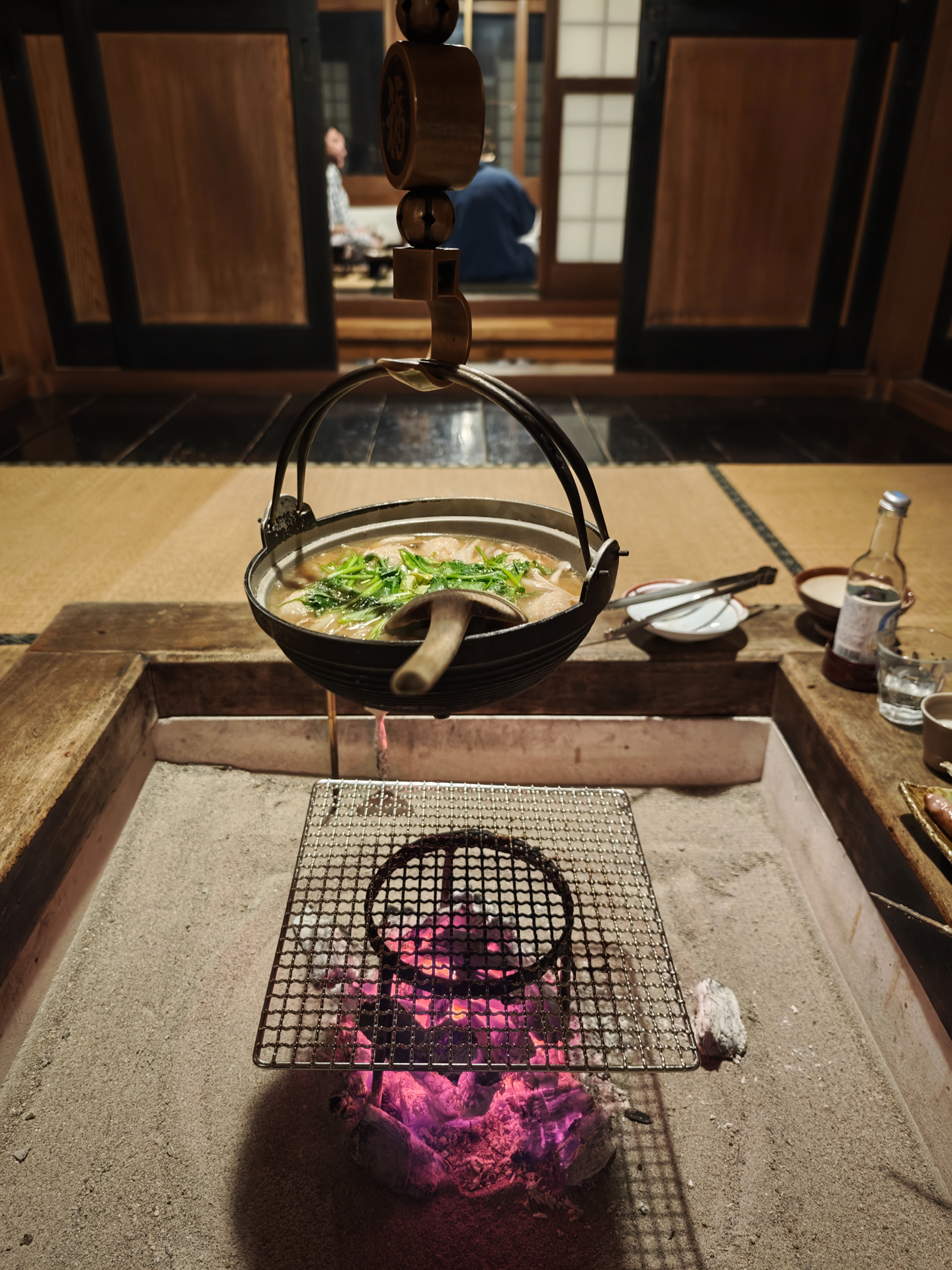 強いノイズリダクションでノッペリしてしまっている部分もあるが、細かく画像内の領域を分けて処理しているようだ