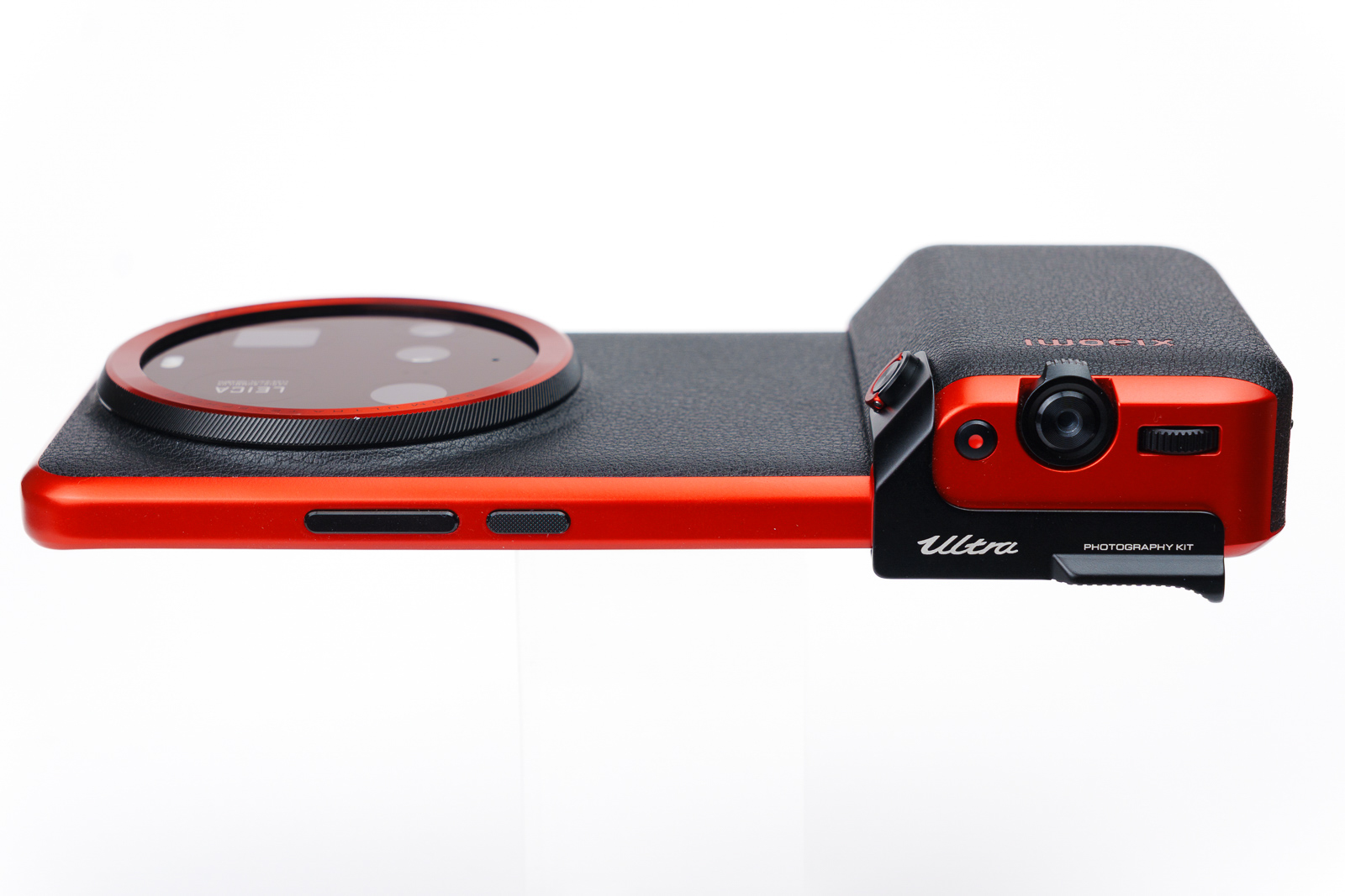 上部から見るとシャッターボタン、動画ボタン、ダイヤル、サムグリップが配置されている