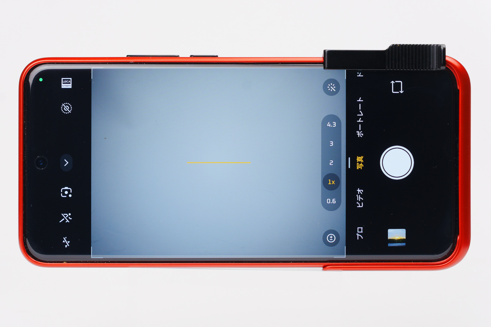 背面から見たところ。装着しても、特にカメラのUIが変わるわけではない