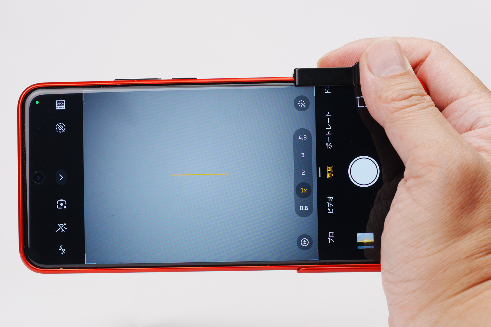 ちょうどこの位置に指が来るので、気付くと自撮りになっていることがあった