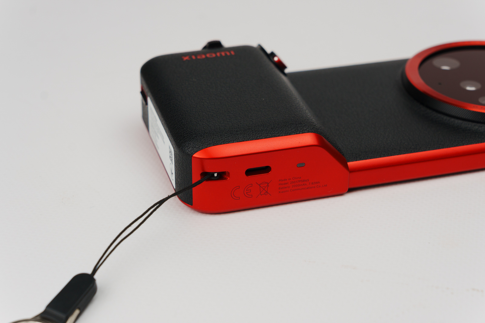 底面にはUSB端子とストラップホールのみ。三脚穴はなく、ストラップホールも1つだけ。スマホ用のストラップなら入ったが、Peak DesignのアンカーやUlanziのMagic Strapといった手持ちのカメラ用ストラップは装着できなかった