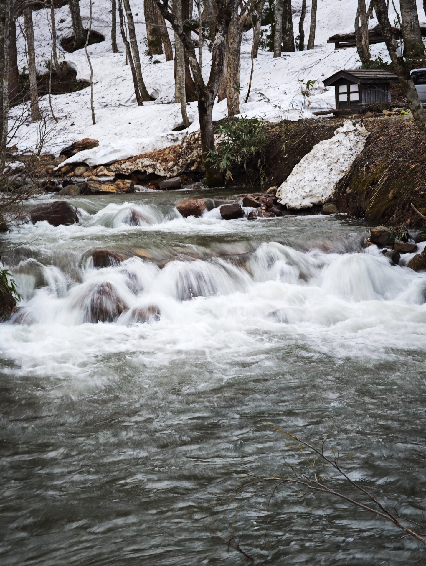 絞りが変更できないのは難点の1つ。少しでもF値の大きな望遠カメラにして、シャッタースピードを遅くしても白トビしないようにした。せめてF8ぐらいまで絞れるといい