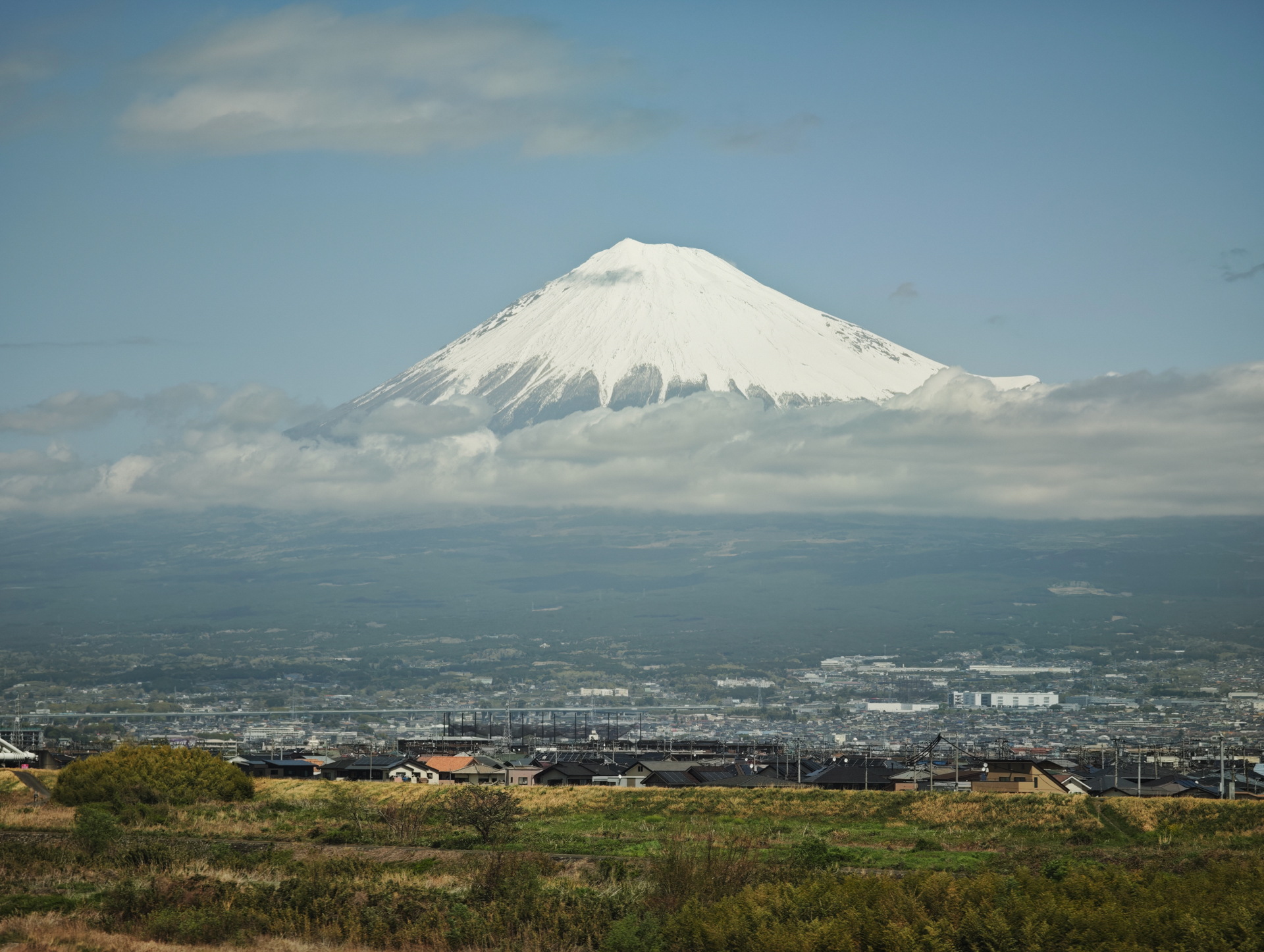 新幹線の窓ガラス越しなので完璧な描写ではないが、前景から遠景まで常に安定した描写
