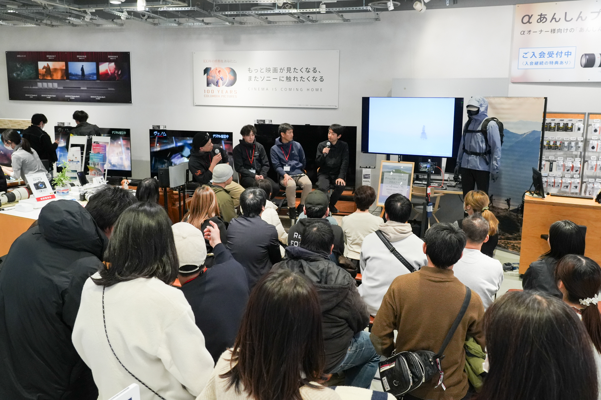 写真展とあわせて、トークイベントを開催することも多い。どういう想いで撮ったのか、それを人に話して伝えるのも1つのスキルだという迎井さん。増井店長によると、ストアで企画されるトークショーといえば以前はカメラの製品を伝えるのが主目的だったという。“カメラではなく作品を語るトークショー”が、迎井さんとのコレボレーションをきっかけに盛り上がっていったのだそうだ